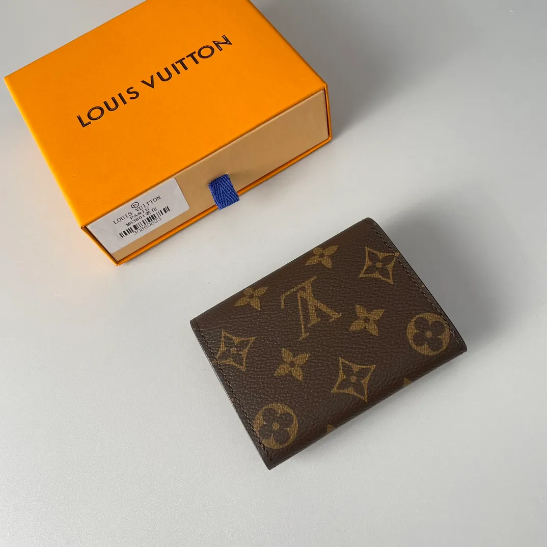 P280🇫🇷Exclusive real shot of overseas original M63801 presbyopia! Crafted in classic Monogram coated canvas, the Enveloppe Carte de Visite business card holder allows you to carry your business or credit cards elegantly. It easily stows into almost any pocket and features a snap button closure. Size: 10.5×8cm