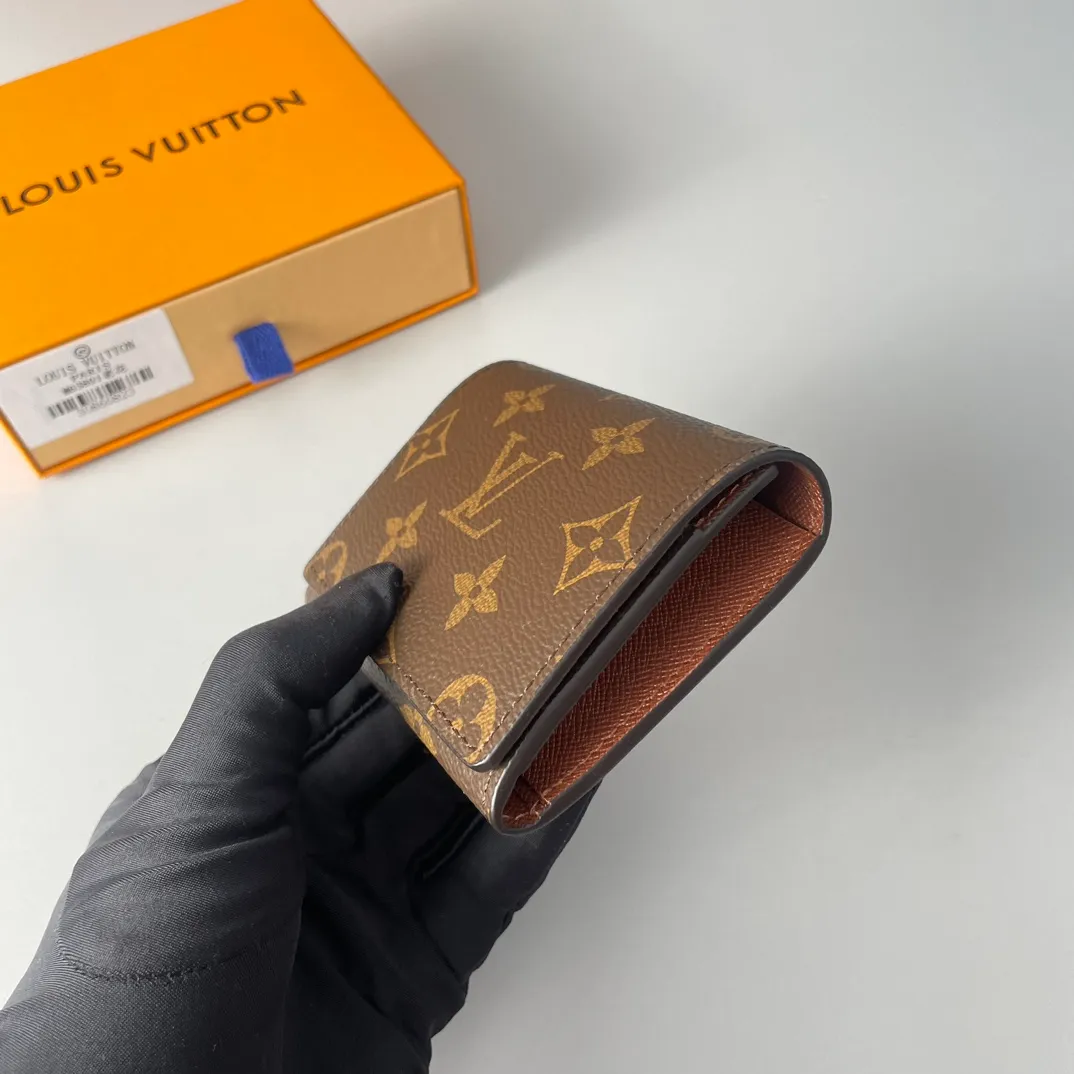 P280🇫🇷Exclusive real shot of overseas original M63801 presbyopia! Crafted in classic Monogram coated canvas, the Enveloppe Carte de Visite business card holder allows you to carry your business or credit cards elegantly. It easily stows into almost any pocket and features a snap button closure. Size: 10.5×8cm