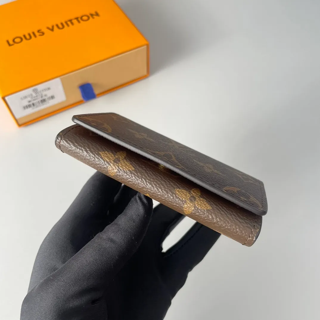 P280🇫🇷Exclusive real shot of overseas original M63801 presbyopia! Crafted in classic Monogram coated canvas, the Enveloppe Carte de Visite business card holder allows you to carry your business or credit cards elegantly. It easily stows into almost any pocket and features a snap button closure. Size: 10.5×8cm