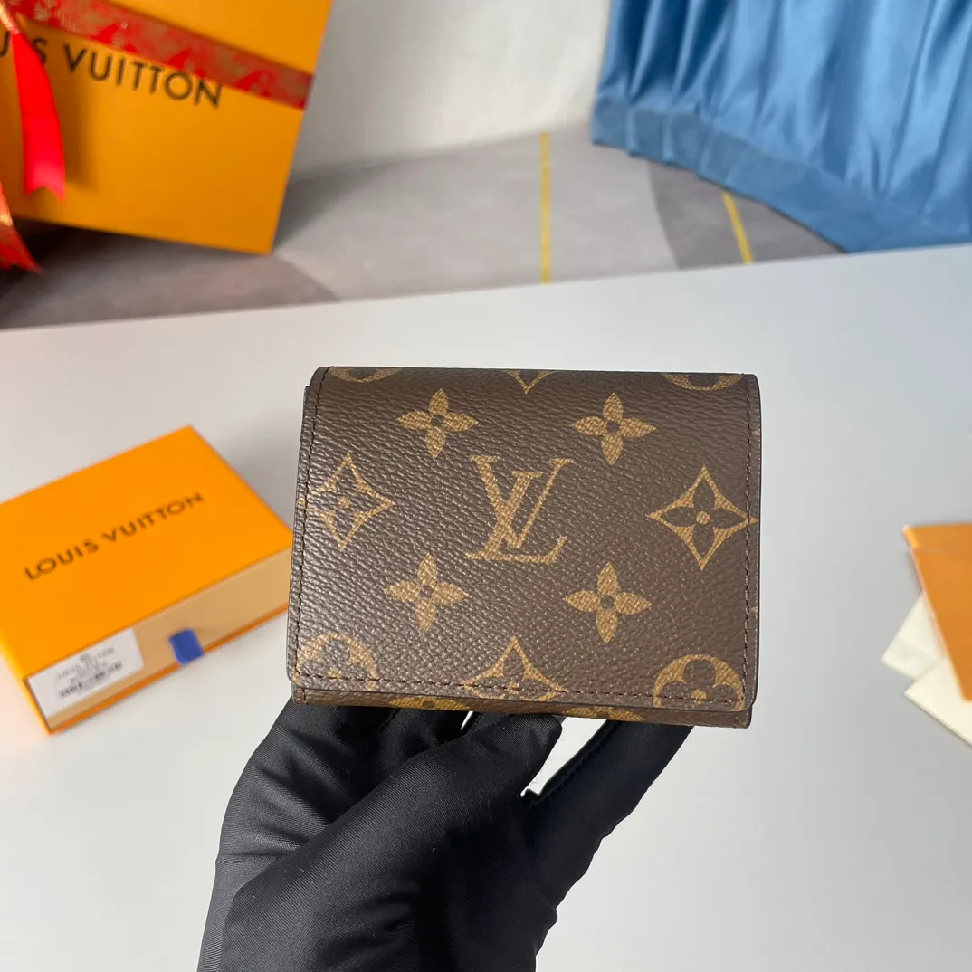 P280🇫🇷Exclusive real shot of overseas original M63801 presbyopia! Crafted in classic Monogram coated canvas, the Enveloppe Carte de Visite business card holder allows you to carry your business or credit cards elegantly. It easily stows into almost any pocket and features a snap button closure. Size: 10.5×8cm