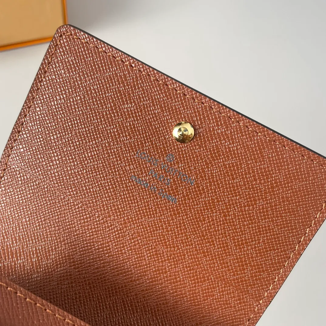 P280🇫🇷Exclusive real shot of overseas original M63801 presbyopia! Crafted in classic Monogram coated canvas, the Enveloppe Carte de Visite business card holder allows you to carry your business or credit cards elegantly. It easily stows into almost any pocket and features a snap button closure. Size: 10.5×8cm