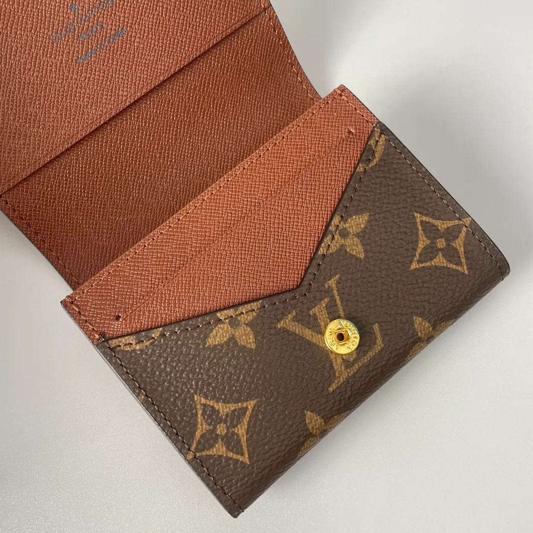 P280🇫🇷Exclusive real shot of overseas original M63801 presbyopia! Crafted in classic Monogram coated canvas, the Enveloppe Carte de Visite business card holder allows you to carry your business or credit cards elegantly. It easily stows into almost any pocket and features a snap button closure. Size: 10.5×8cm