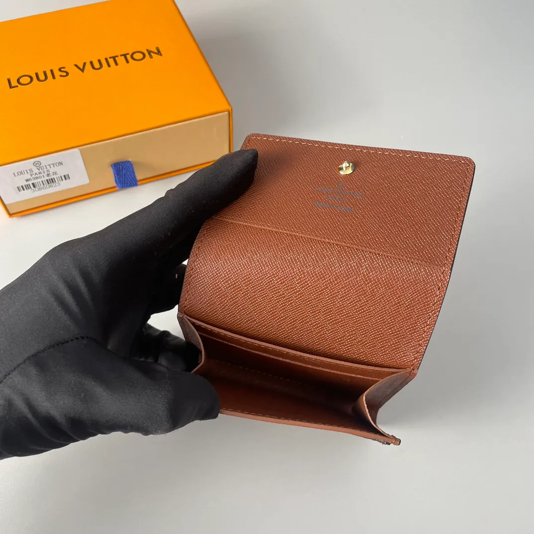 P280🇫🇷Exclusive real shot of overseas original M63801 presbyopia! Crafted in classic Monogram coated canvas, the Enveloppe Carte de Visite business card holder allows you to carry your business or credit cards elegantly. It easily stows into almost any pocket and features a snap button closure. Size: 10.5×8cm