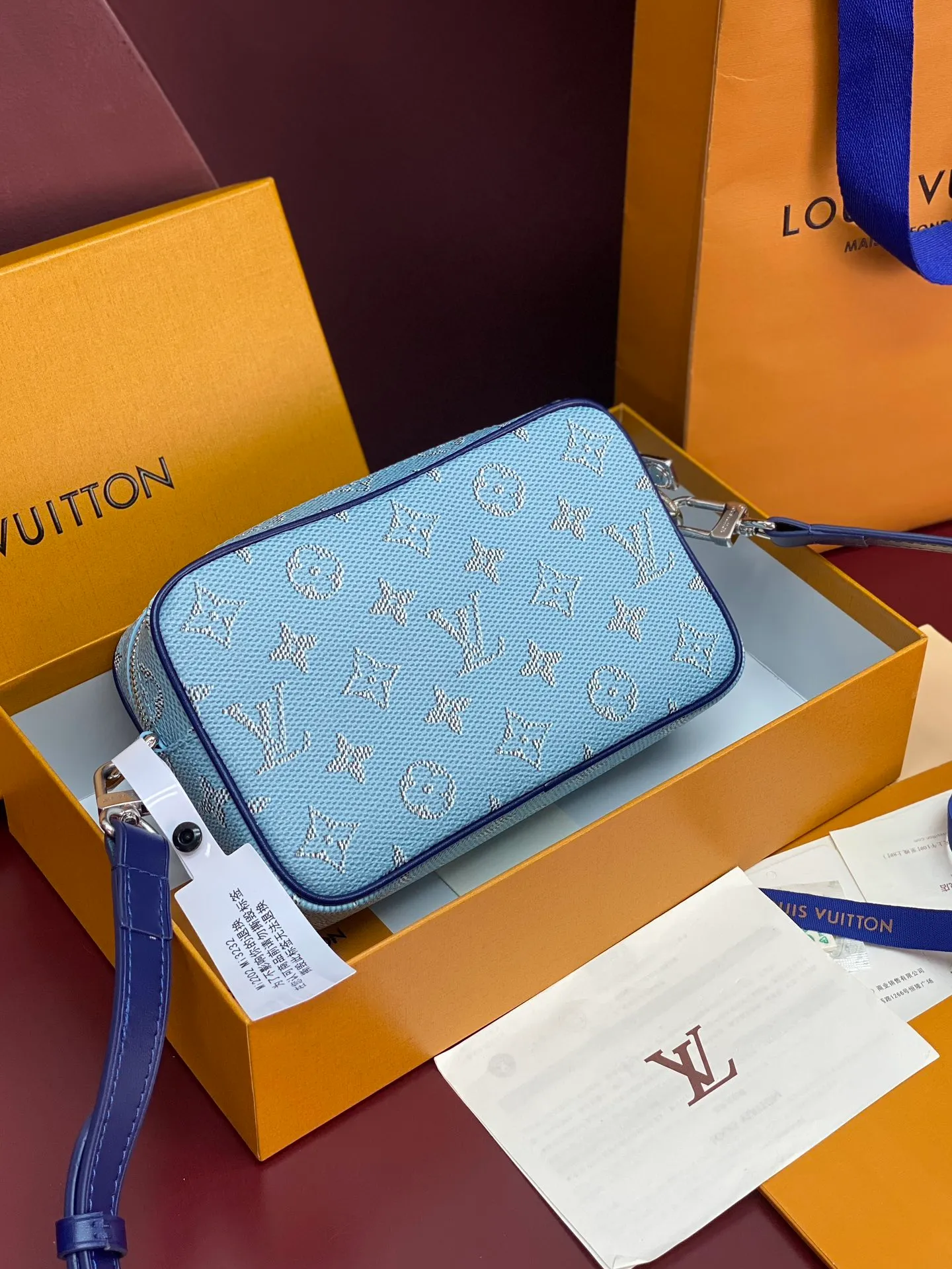 M14684 silk screen light blue! Chip version! TROCADÉRO MINI BAG! This Trocadéro mini bag is crafted in Monogram Heritage coated canvas with leather trim and trunk-style reinforced corners, a nod to the brand's compact crossbody designs created in the 1980s. The ocean tones complement the colorful striped lining, and the detachable and adjustable shoulder strap allows for shoulder or cross-body wear.  Dimensions 13 x 6.5 x 20 cm.