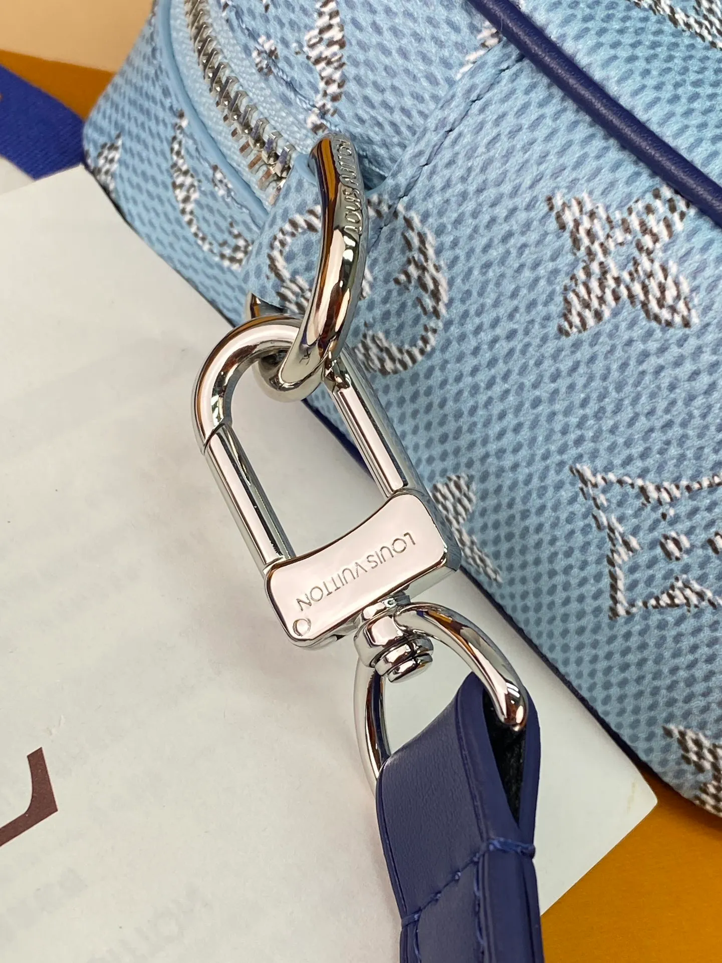 M14684 silk screen light blue! Chip version! TROCADÉRO MINI BAG! This Trocadéro mini bag is crafted in Monogram Heritage coated canvas with leather trim and trunk-style reinforced corners, a nod to the brand's compact crossbody designs created in the 1980s. The ocean tones complement the colorful striped lining, and the detachable and adjustable shoulder strap allows for shoulder or cross-body wear.  Dimensions 13 x 6.5 x 20 cm.