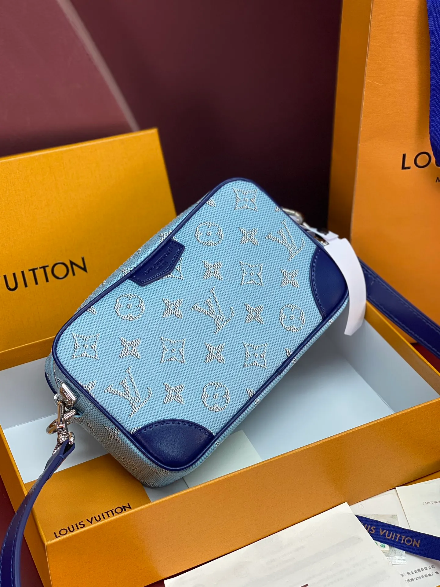 M14684 silk screen light blue! Chip version! TROCADÉRO MINI BAG! This Trocadéro mini bag is crafted in Monogram Heritage coated canvas with leather trim and trunk-style reinforced corners, a nod to the brand's compact crossbody designs created in the 1980s. The ocean tones complement the colorful striped lining, and the detachable and adjustable shoulder strap allows for shoulder or cross-body wear.  Dimensions 13 x 6.5 x 20 cm.