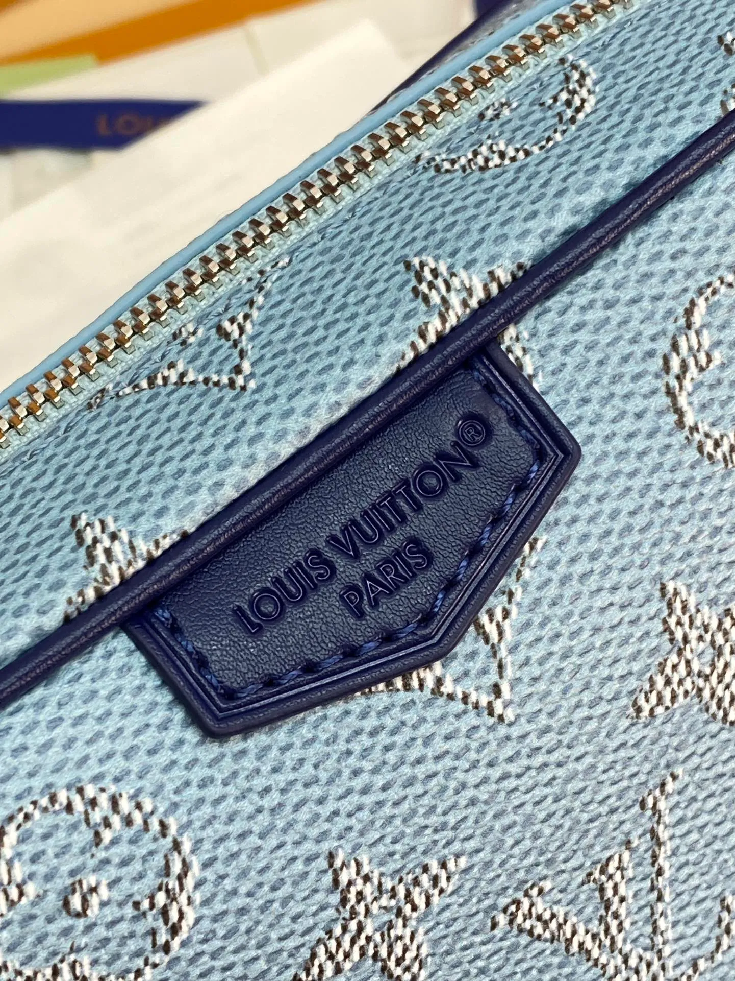 M14684 silk screen light blue! Chip version! TROCADÉRO MINI BAG! This Trocadéro mini bag is crafted in Monogram Heritage coated canvas with leather trim and trunk-style reinforced corners, a nod to the brand's compact crossbody designs created in the 1980s. The ocean tones complement the colorful striped lining, and the detachable and adjustable shoulder strap allows for shoulder or cross-body wear.  Dimensions 13 x 6.5 x 20 cm.