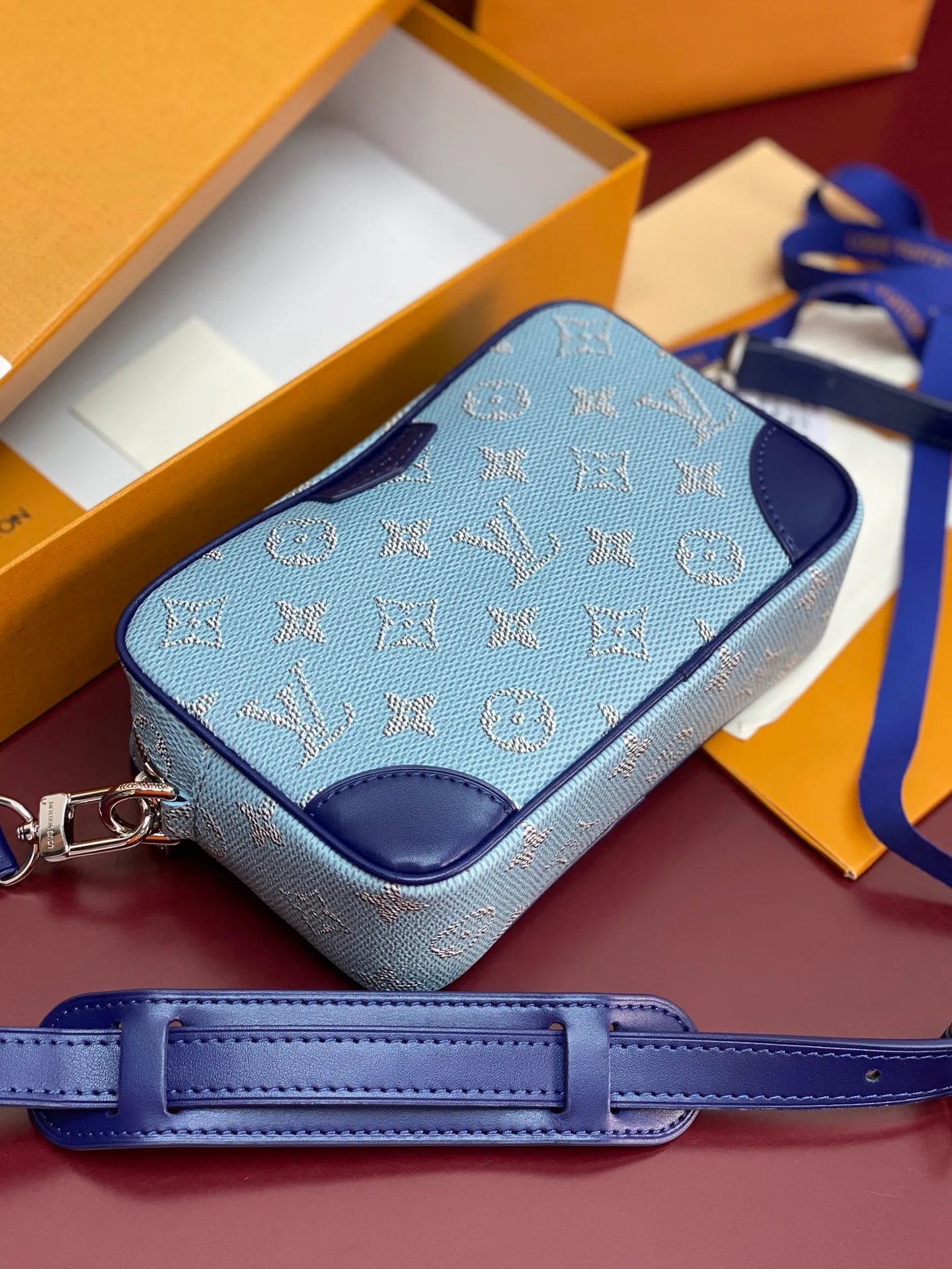M14684 silk screen light blue! Chip version! TROCADÉRO MINI BAG! This Trocadéro mini bag is crafted in Monogram Heritage coated canvas with leather trim and trunk-style reinforced corners, a nod to the brand's compact crossbody designs created in the 1980s. The ocean tones complement the colorful striped lining, and the detachable and adjustable shoulder strap allows for shoulder or cross-body wear.  Dimensions 13 x 6.5 x 20 cm.