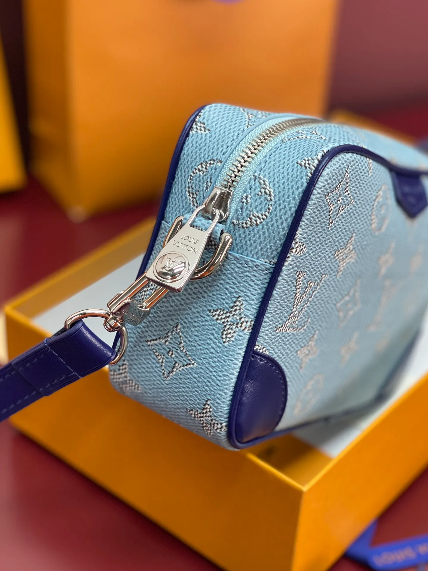 M14684 silk screen light blue! Chip version! TROCADÉRO MINI BAG! This Trocadéro mini bag is crafted in Monogram Heritage coated canvas with leather trim and trunk-style reinforced corners, a nod to the brand's compact crossbody designs created in the 1980s. The ocean tones complement the colorful striped lining, and the detachable and adjustable shoulder strap allows for shoulder or cross-body wear.  Dimensions 13 x 6.5 x 20 cm.