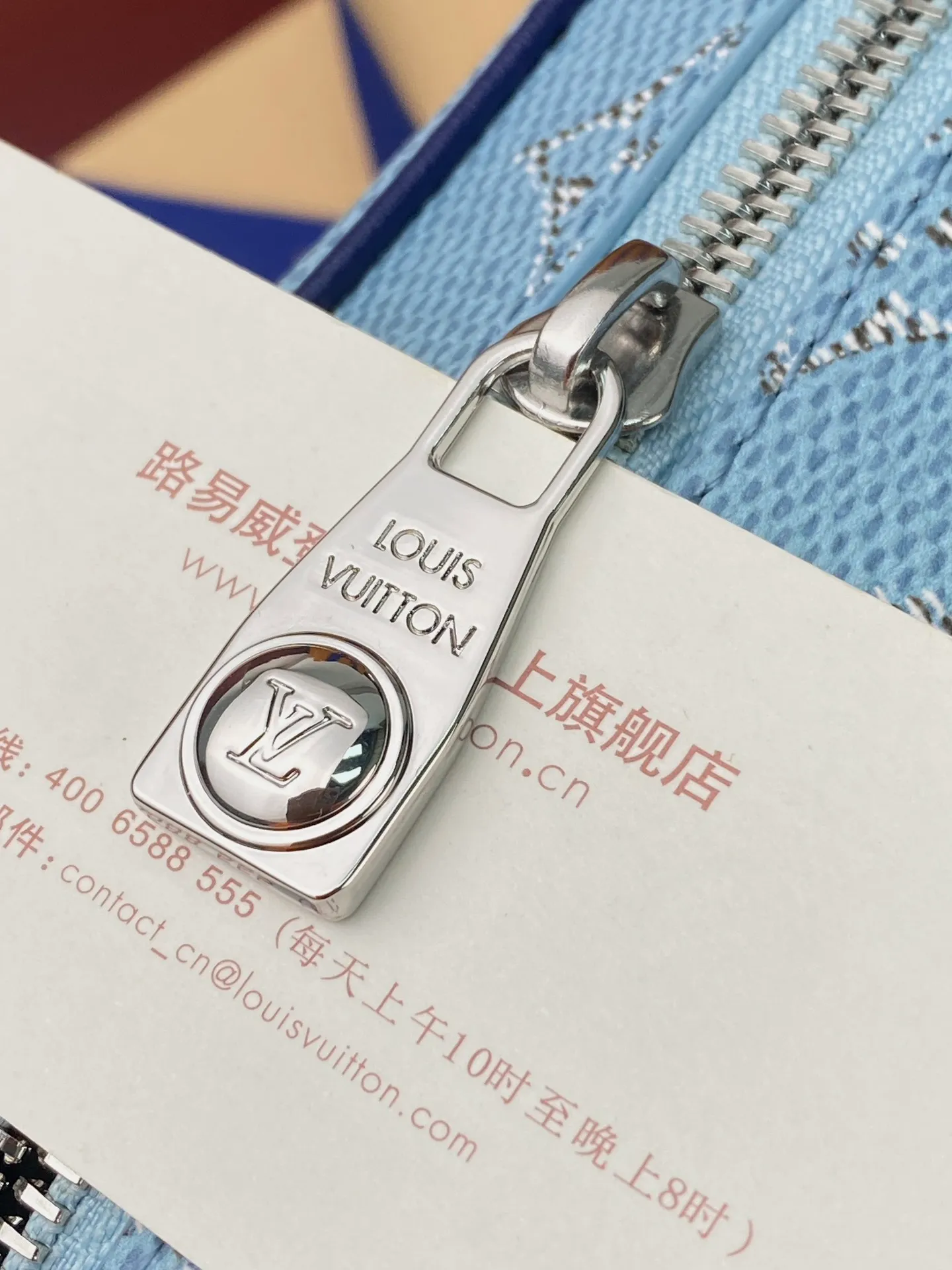 M14684 silk screen light blue! Chip version! TROCADÉRO MINI BAG! This Trocadéro mini bag is crafted in Monogram Heritage coated canvas with leather trim and trunk-style reinforced corners, a nod to the brand's compact crossbody designs created in the 1980s. The ocean tones complement the colorful striped lining, and the detachable and adjustable shoulder strap allows for shoulder or cross-body wear.  Dimensions 13 x 6.5 x 20 cm.