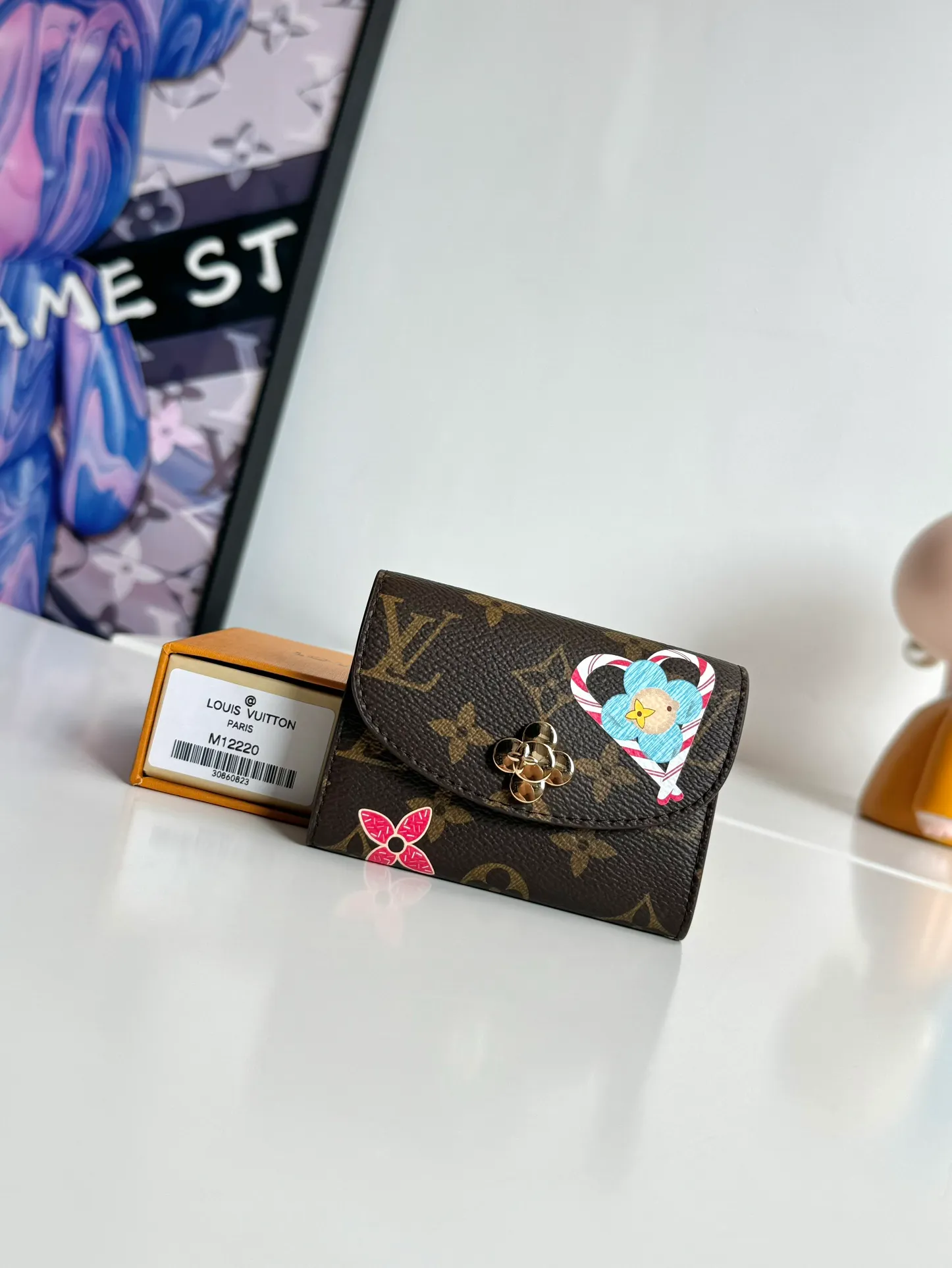 P340🇫🇷Exclusive real shot of overseas original single M12220! This Rosalie coin purse appears in the Candy Factory series in classic Monogram canvas. It places the brand mascot in the heart-shaped candy cane pattern, making it an exquisite gift for Vivienne fans. Open the Vivienne-shaped snap button to reveal multiple pockets to securely store change, banknotes and cards. Size: 11×8×2.5cm