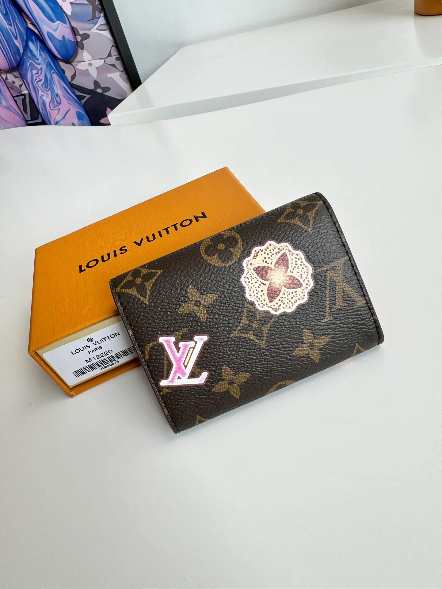 P340🇫🇷Exclusive real shot of overseas original single M12220! This Rosalie coin purse appears in the Candy Factory series in classic Monogram canvas. It places the brand mascot in the heart-shaped candy cane pattern, making it an exquisite gift for Vivienne fans. Open the Vivienne-shaped snap button to reveal multiple pockets to securely store change, banknotes and cards. Size: 11×8×2.5cm