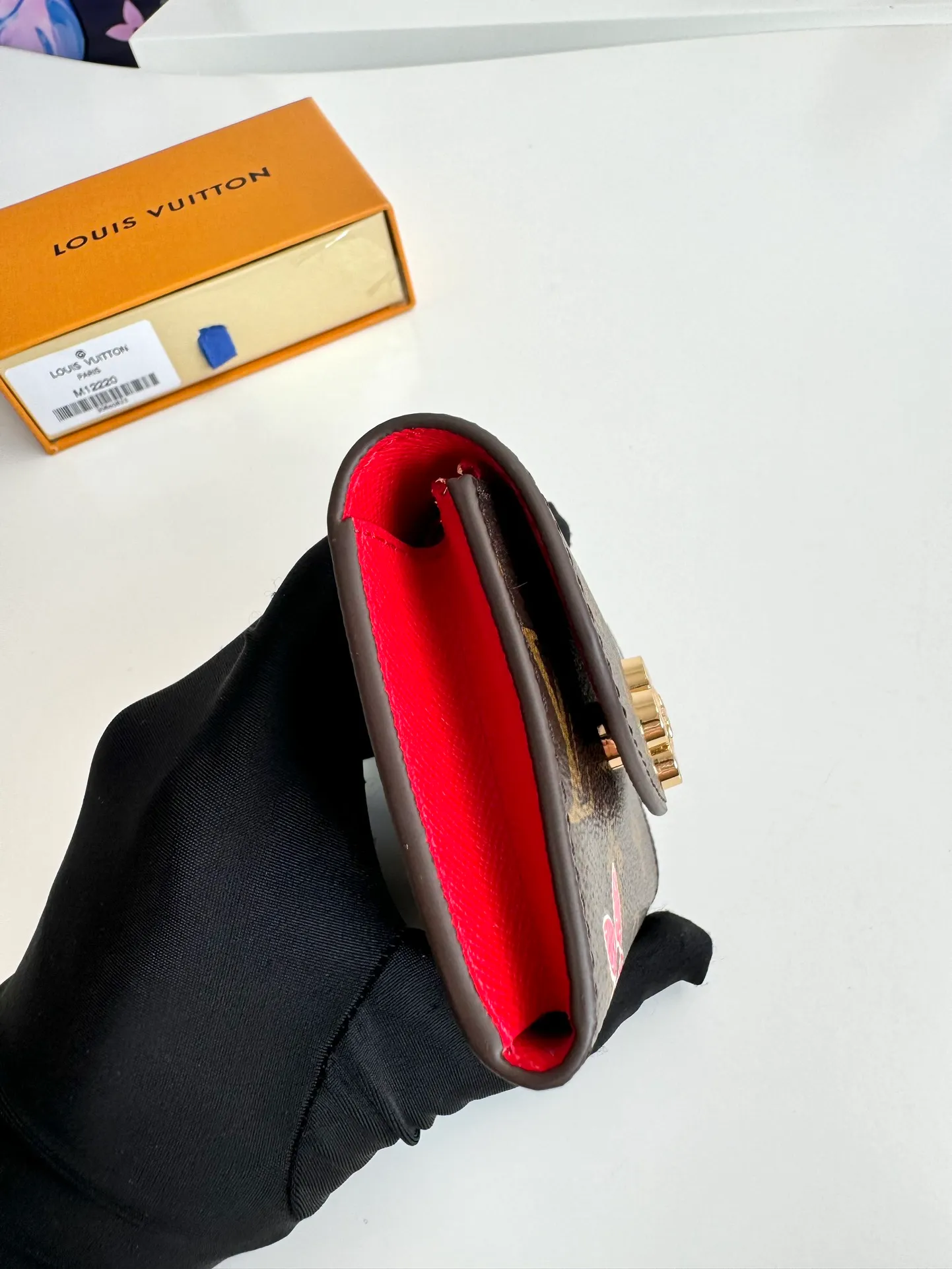 P340🇫🇷Exclusive real shot of overseas original single M12220! This Rosalie coin purse appears in the Candy Factory series in classic Monogram canvas. It places the brand mascot in the heart-shaped candy cane pattern, making it an exquisite gift for Vivienne fans. Open the Vivienne-shaped snap button to reveal multiple pockets to securely store change, banknotes and cards. Size: 11×8×2.5cm