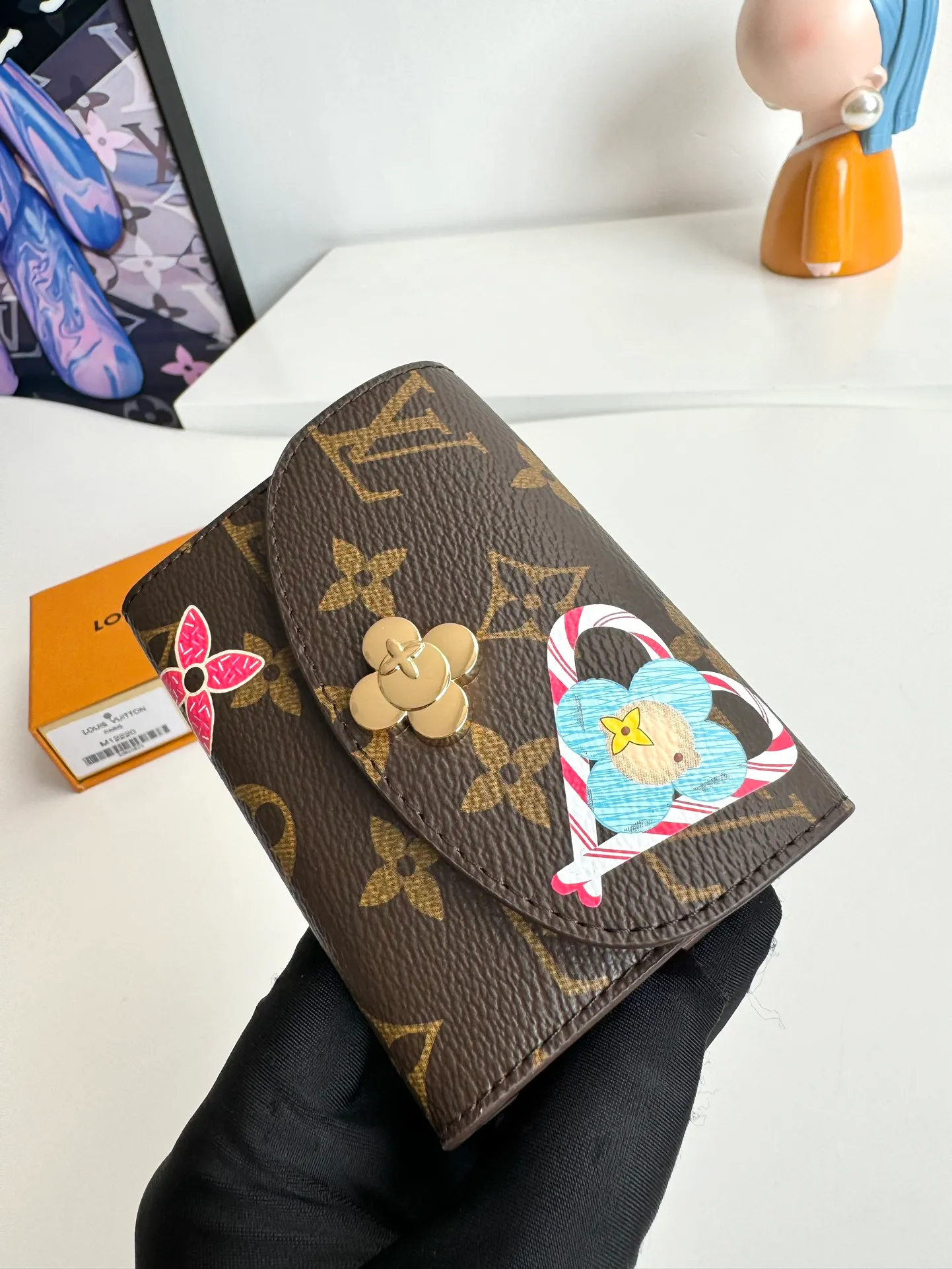 P340🇫🇷Exclusive real shot of overseas original single M12220! This Rosalie coin purse appears in the Candy Factory series in classic Monogram canvas. It places the brand mascot in the heart-shaped candy cane pattern, making it an exquisite gift for Vivienne fans. Open the Vivienne-shaped snap button to reveal multiple pockets to securely store change, banknotes and cards. Size: 11×8×2.5cm