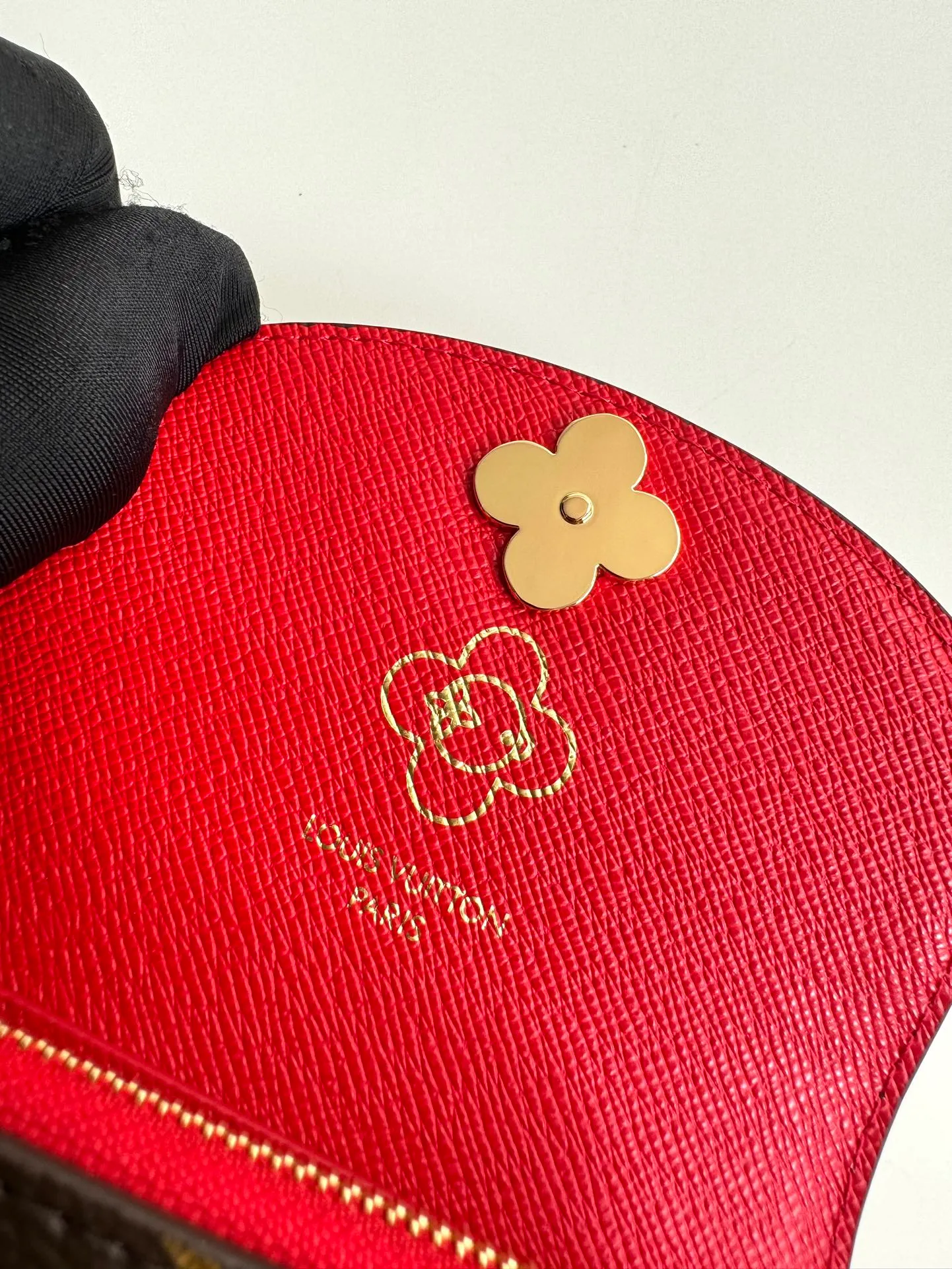 P340🇫🇷Exclusive real shot of overseas original single M12220! This Rosalie coin purse appears in the Candy Factory series in classic Monogram canvas. It places the brand mascot in the heart-shaped candy cane pattern, making it an exquisite gift for Vivienne fans. Open the Vivienne-shaped snap button to reveal multiple pockets to securely store change, banknotes and cards. Size: 11×8×2.5cm