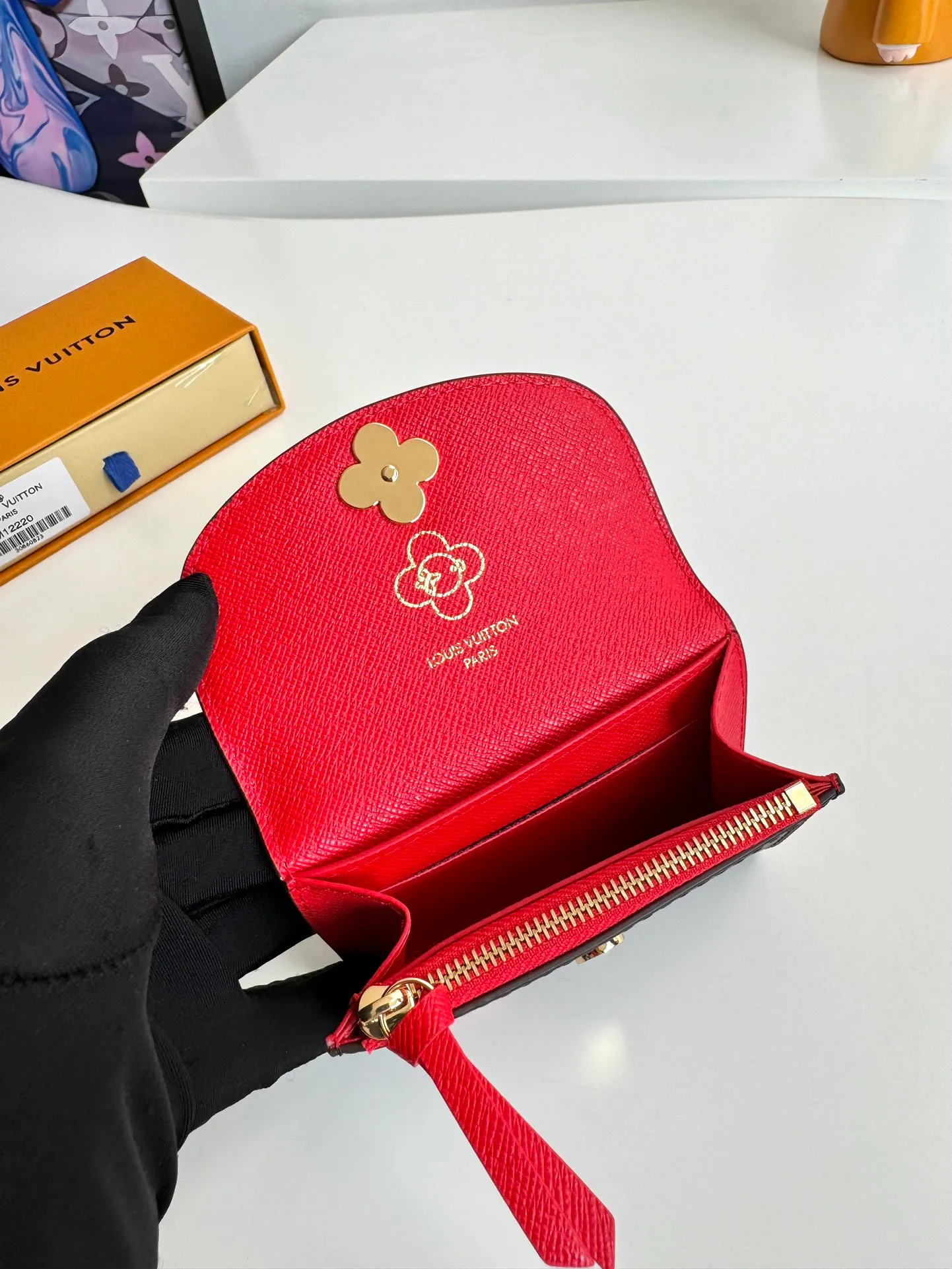 P340🇫🇷Exclusive real shot of overseas original single M12220! This Rosalie coin purse appears in the Candy Factory series in classic Monogram canvas. It places the brand mascot in the heart-shaped candy cane pattern, making it an exquisite gift for Vivienne fans. Open the Vivienne-shaped snap button to reveal multiple pockets to securely store change, banknotes and cards. Size: 11×8×2.5cm