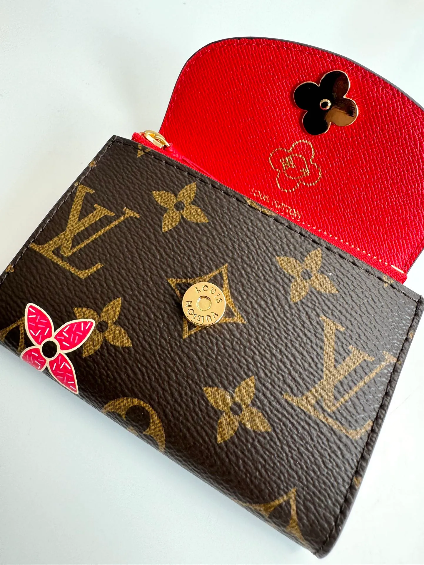 P340🇫🇷Exclusive real shot of overseas original single M12220! This Rosalie coin purse appears in the Candy Factory series in classic Monogram canvas. It places the brand mascot in the heart-shaped candy cane pattern, making it an exquisite gift for Vivienne fans. Open the Vivienne-shaped snap button to reveal multiple pockets to securely store change, banknotes and cards. Size: 11×8×2.5cm