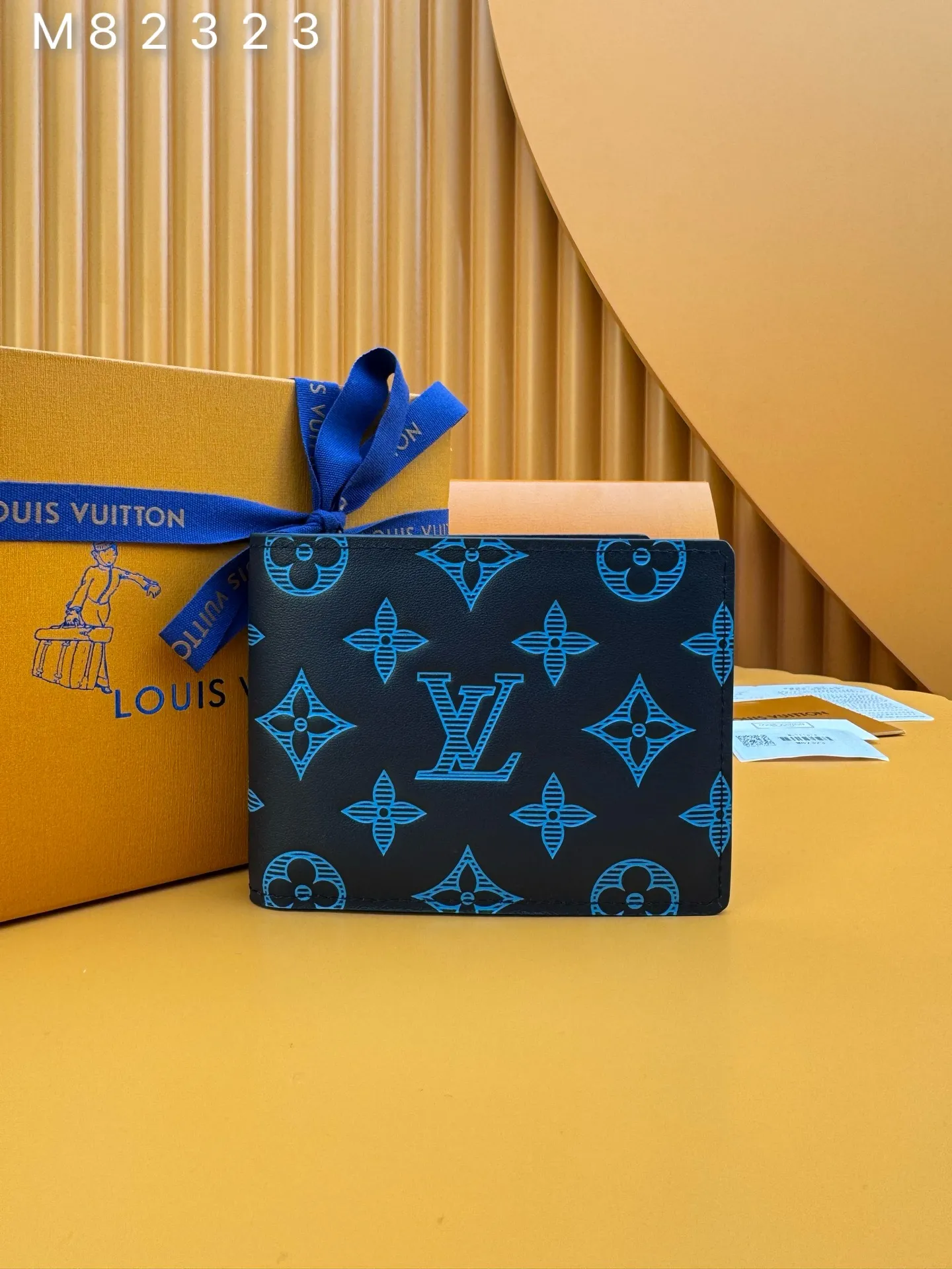 M82323 "Special Duty Free" ♻️[Official special edition·First-class material·All-steel hardware·French chips·Full set of packaging] This Multiple wallet is made of smooth cow leather, and uses printing and embossing techniques to reproduce the Monogram pattern drawn by Georges Vuitton in 1896, showing a strong retro sentiment. 11.5x9x1.5cm 💰440