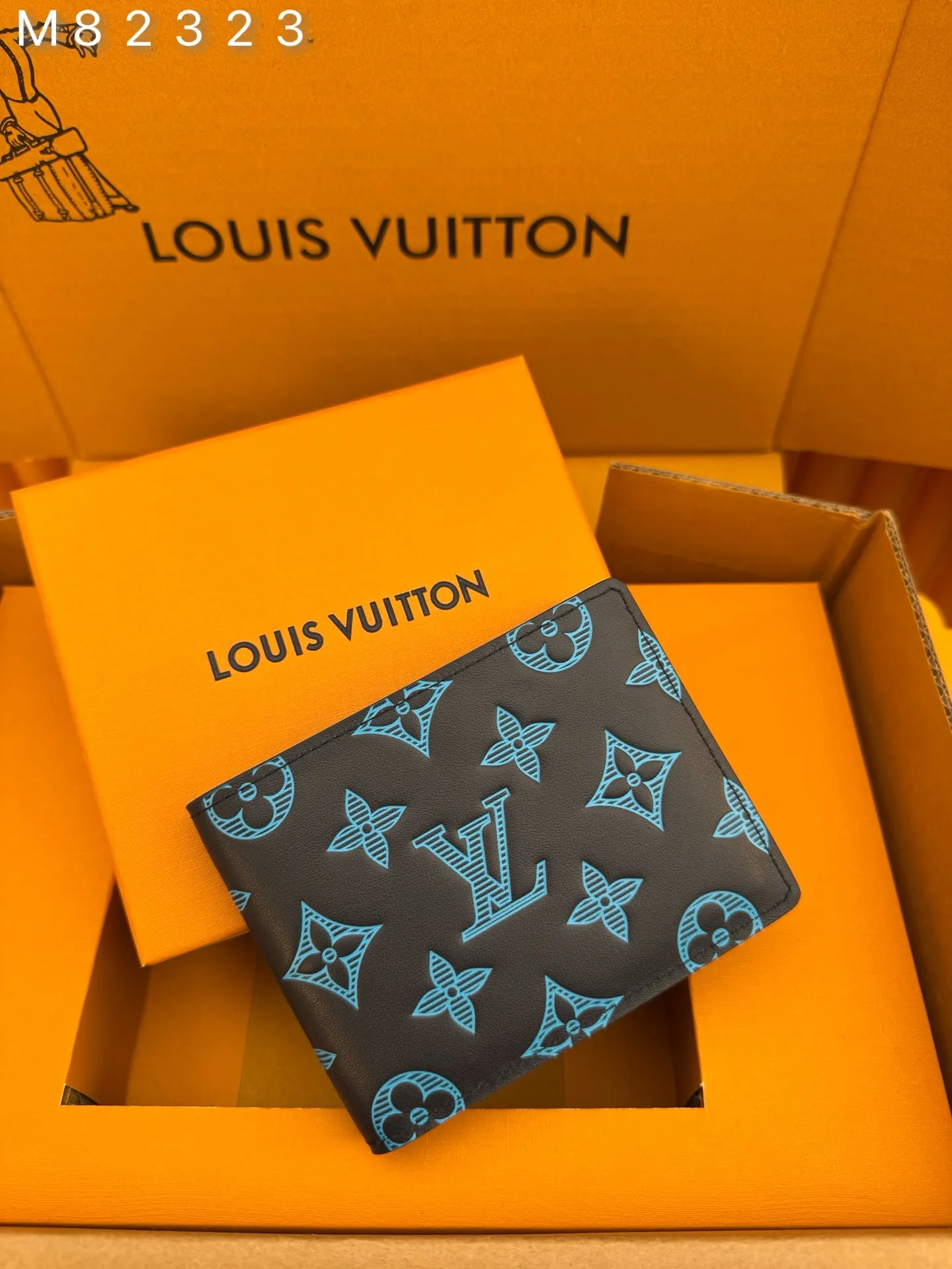 M82323 "Special Duty Free" ♻️[Official special edition·First-class material·All-steel hardware·French chips·Full set of packaging] This Multiple wallet is made of smooth cow leather, and uses printing and embossing techniques to reproduce the Monogram pattern drawn by Georges Vuitton in 1896, showing a strong retro sentiment. 11.5x9x1.5cm 💰440
