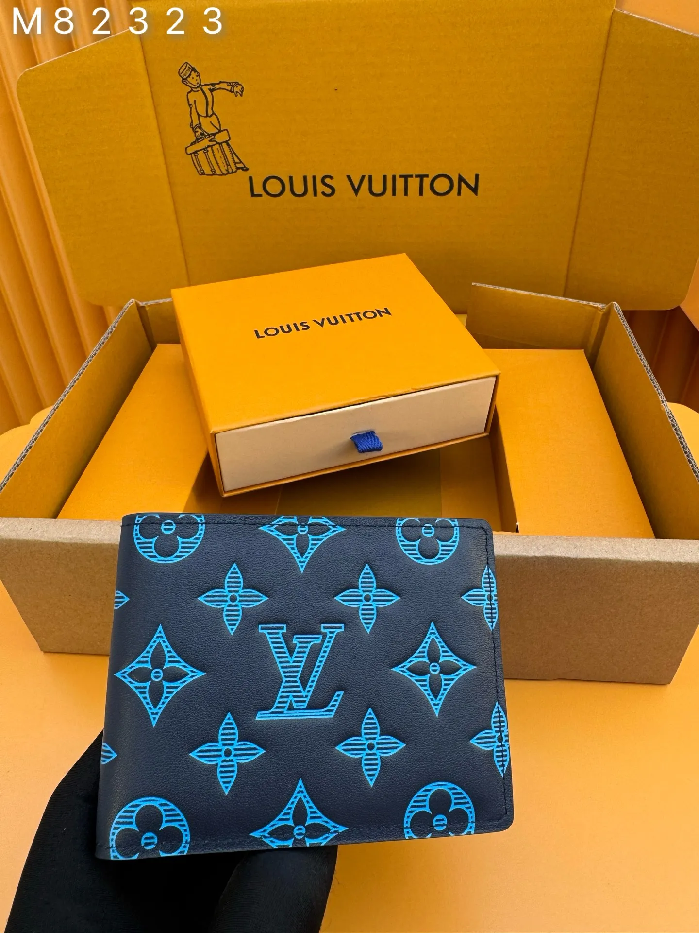 M82323 "Special Duty Free" ♻️[Official special edition·First-class material·All-steel hardware·French chips·Full set of packaging] This Multiple wallet is made of smooth cow leather, and uses printing and embossing techniques to reproduce the Monogram pattern drawn by Georges Vuitton in 1896, showing a strong retro sentiment. 11.5x9x1.5cm 💰440