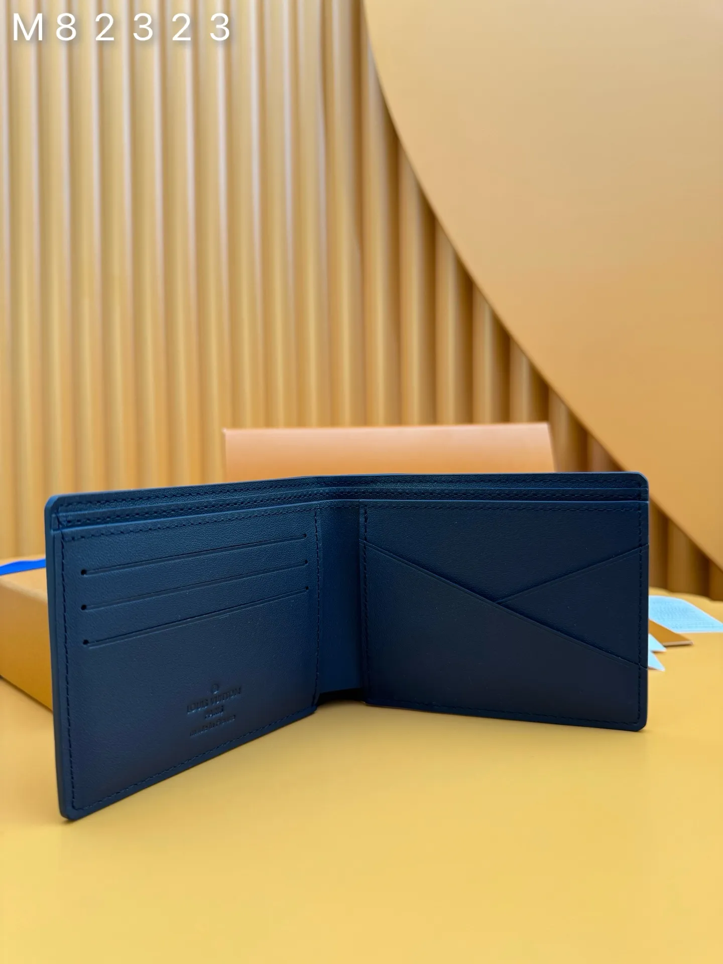 M82323 "Special Duty Free" ♻️[Official special edition·First-class material·All-steel hardware·French chips·Full set of packaging] This Multiple wallet is made of smooth cow leather, and uses printing and embossing techniques to reproduce the Monogram pattern drawn by Georges Vuitton in 1896, showing a strong retro sentiment. 11.5x9x1.5cm 💰440