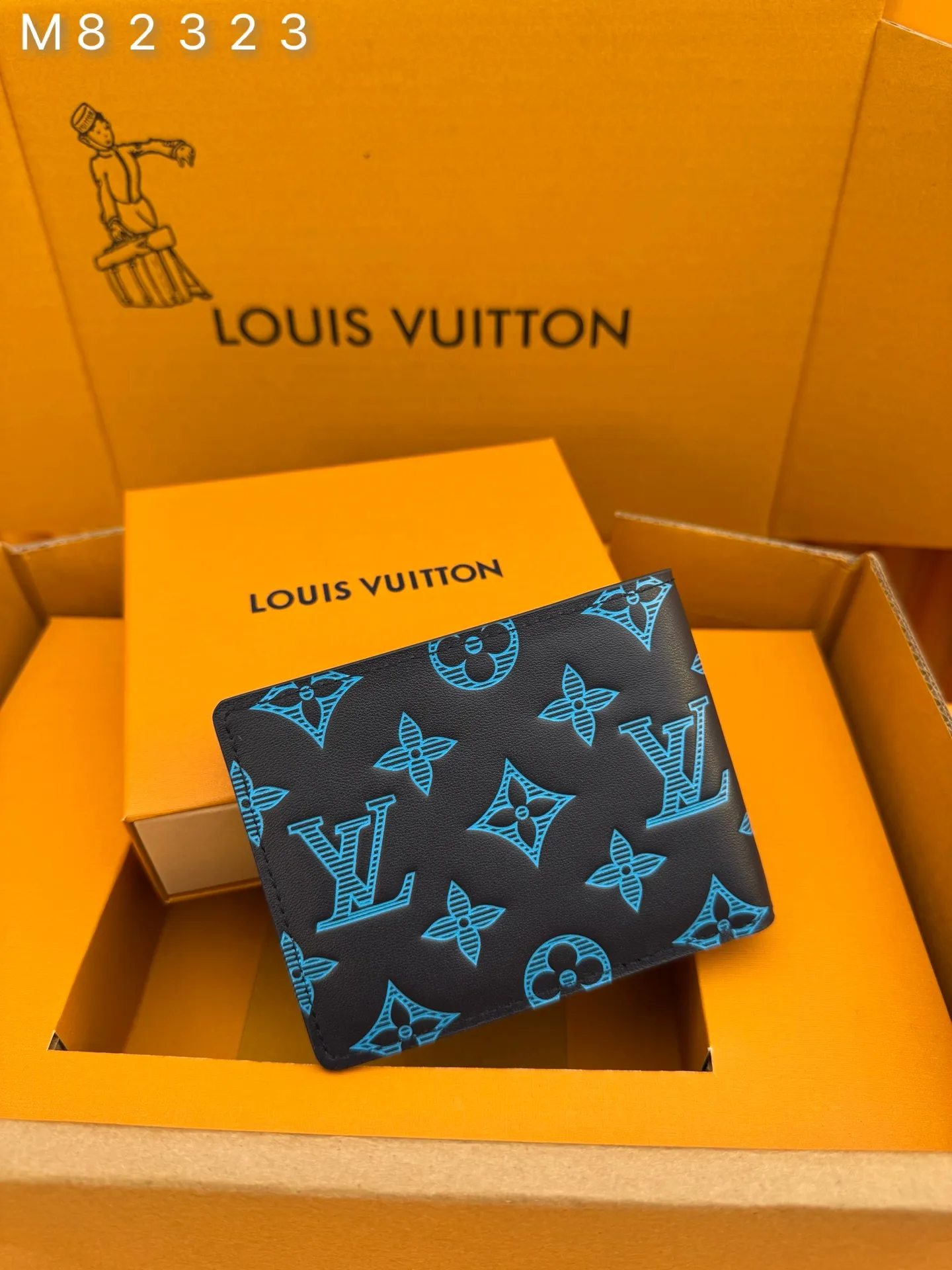M82323 "Special Duty Free" ♻️[Official special edition·First-class material·All-steel hardware·French chips·Full set of packaging] This Multiple wallet is made of smooth cow leather, and uses printing and embossing techniques to reproduce the Monogram pattern drawn by Georges Vuitton in 1896, showing a strong retro sentiment. 11.5x9x1.5cm 💰440