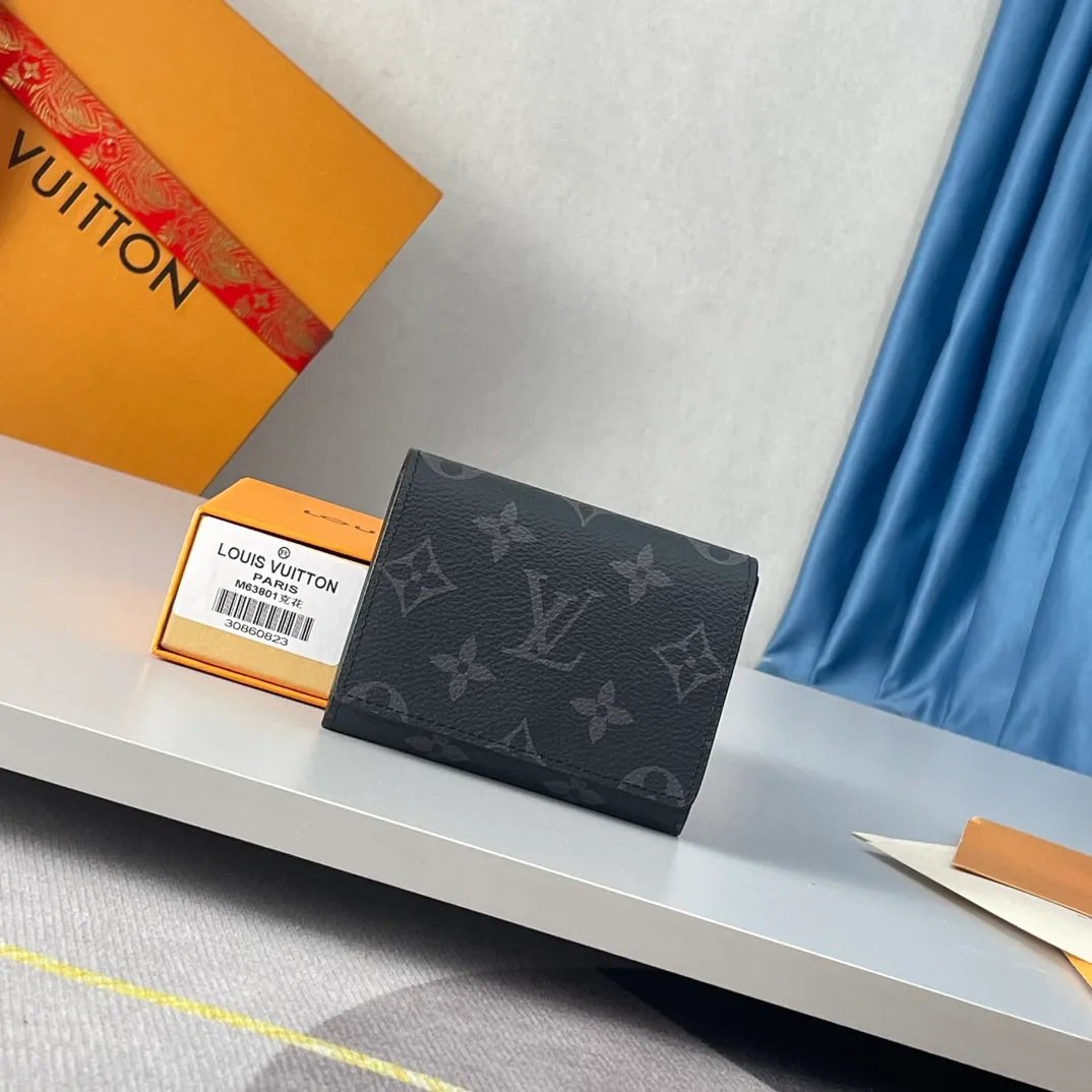 P280🇫🇷Exclusive real shot of overseas original M63801 black flower! Crafted in classic Monogram coated canvas, the Enveloppe Carte de Visite business card holder allows you to carry your business or credit cards elegantly. It easily stows into almost any pocket and features a snap button closure. Size: 10.5×8cm