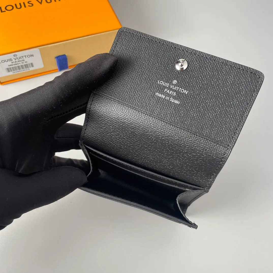 P280🇫🇷Exclusive real shot of overseas original M63801 black flower! Crafted in classic Monogram coated canvas, the Enveloppe Carte de Visite business card holder allows you to carry your business or credit cards elegantly. It easily stows into almost any pocket and features a snap button closure. Size: 10.5×8cm