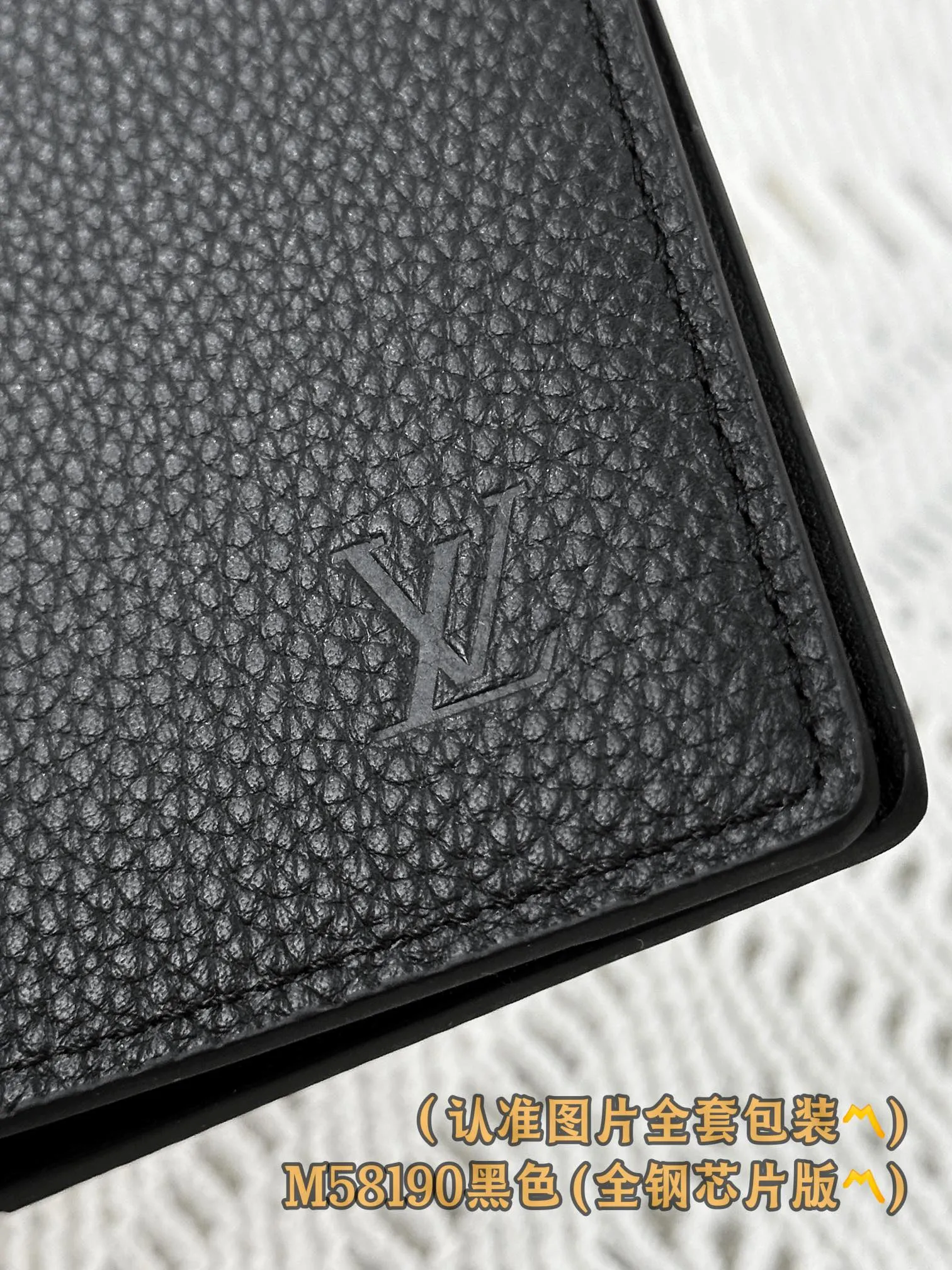 M58190 black (〽️A-grade all-steel version〽️) personalized customization, transcoding chip! Pocket-sized universal wallet This pocket-sized universal wallet from the LV Aerogram series is made of grained cowhide, with low-key chic tones and compact design embellishments! LV Initials logo, there are three business card compartments and five pockets inside, which can store business cards, receipts and banknotes in an orderly manner, while the external pockets can easily access commonly used cards.  7.5 x 11.1 x 1 cm (length x height x width) Premium 250