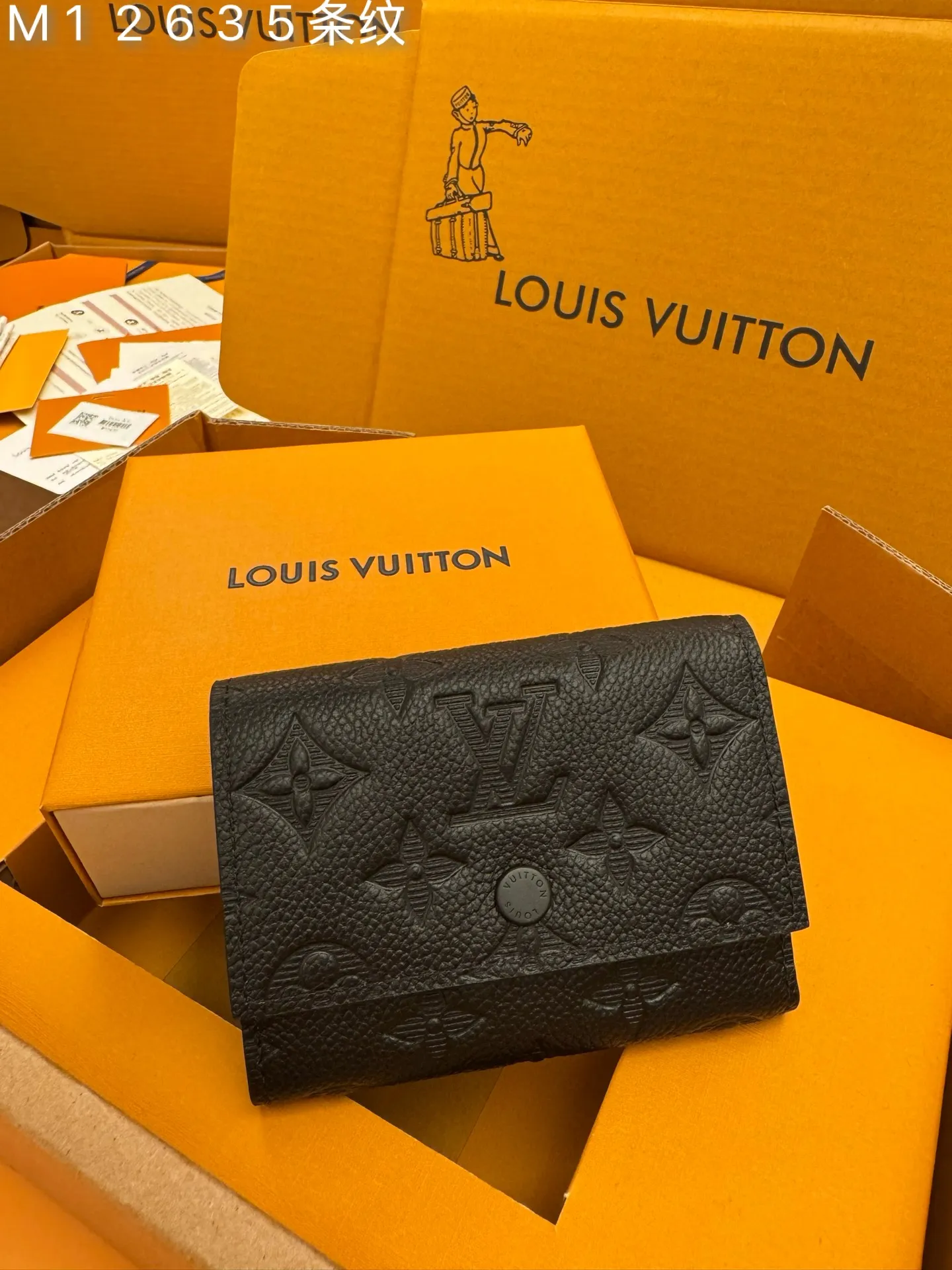 M12635 stripe "Special Duty Free" ♻️[Official Edition·First Class Material·All Steel Hardware·French Chip·Full Packaging] Single shadow leather with a single pattern that is lightly embossed has been updated to a compact size "Victor Wallet" with an atmosphere of "Quite Luxury". In addition to a zippered pocket, it has a practical interior that includes a note and receipt pocket and five card slots. The flap with "Louis Vuitton" logo snap closure is also attractive. 11.5x9x2.5cm 💰600