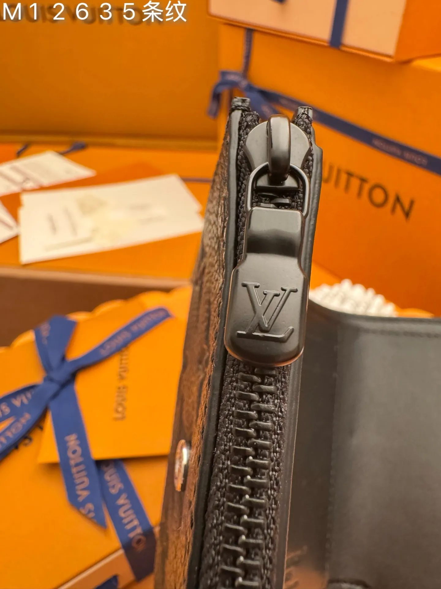 M12635 stripe "Special Duty Free" ♻️[Official Edition·First Class Material·All Steel Hardware·French Chip·Full Packaging] Single shadow leather with a single pattern that is lightly embossed has been updated to a compact size "Victor Wallet" with an atmosphere of "Quite Luxury". In addition to a zippered pocket, it has a practical interior that includes a note and receipt pocket and five card slots. The flap with "Louis Vuitton" logo snap closure is also attractive. 11.5x9x2.5cm 💰600