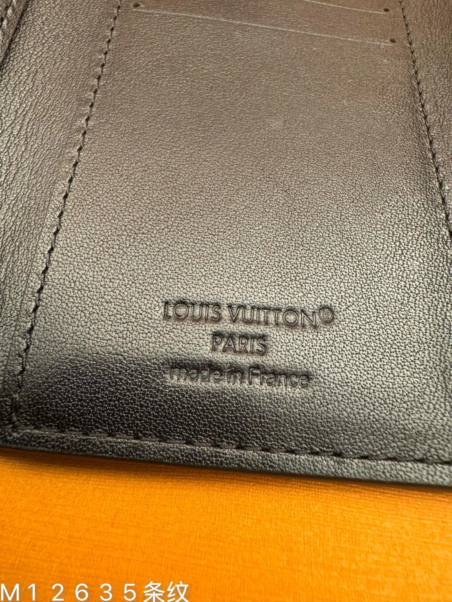 M12635 stripe "Special Duty Free" ♻️[Official Edition·First Class Material·All Steel Hardware·French Chip·Full Packaging] Single shadow leather with a single pattern that is lightly embossed has been updated to a compact size "Victor Wallet" with an atmosphere of "Quite Luxury". In addition to a zippered pocket, it has a practical interior that includes a note and receipt pocket and five card slots. The flap with "Louis Vuitton" logo snap closure is also attractive. 11.5x9x2.5cm 💰600