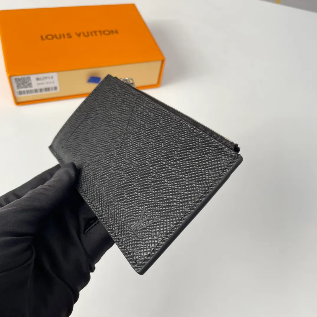 P300🇫🇷Exclusive real shot of overseas original M62914 cross pattern! Made of Louis Vuitton's signature black Taiga leather, the Coin card holder has a slim and neat appearance, ideal for safely storing change and banknotes. It has multiple credit card slots and bill compartments, as well as a silver zippered coin pocket. Size: 14×8cm