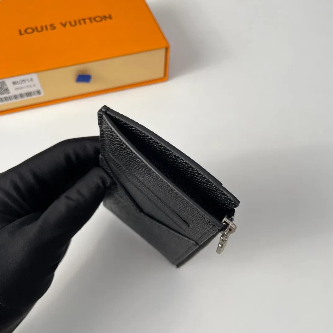 P300🇫🇷Exclusive real shot of overseas original M62914 cross pattern! Made of Louis Vuitton's signature black Taiga leather, the Coin card holder has a slim and neat appearance, ideal for safely storing change and banknotes. It has multiple credit card slots and bill compartments, as well as a silver zippered coin pocket. Size: 14×8cm