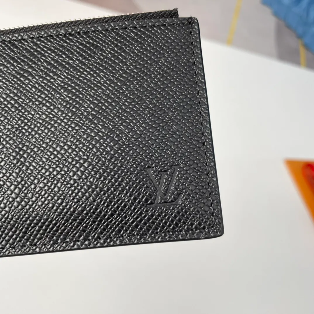 P300🇫🇷Exclusive real shot of overseas original M62914 cross pattern! Made of Louis Vuitton's signature black Taiga leather, the Coin card holder has a slim and neat appearance, ideal for safely storing change and banknotes. It has multiple credit card slots and bill compartments, as well as a silver zippered coin pocket. Size: 14×8cm