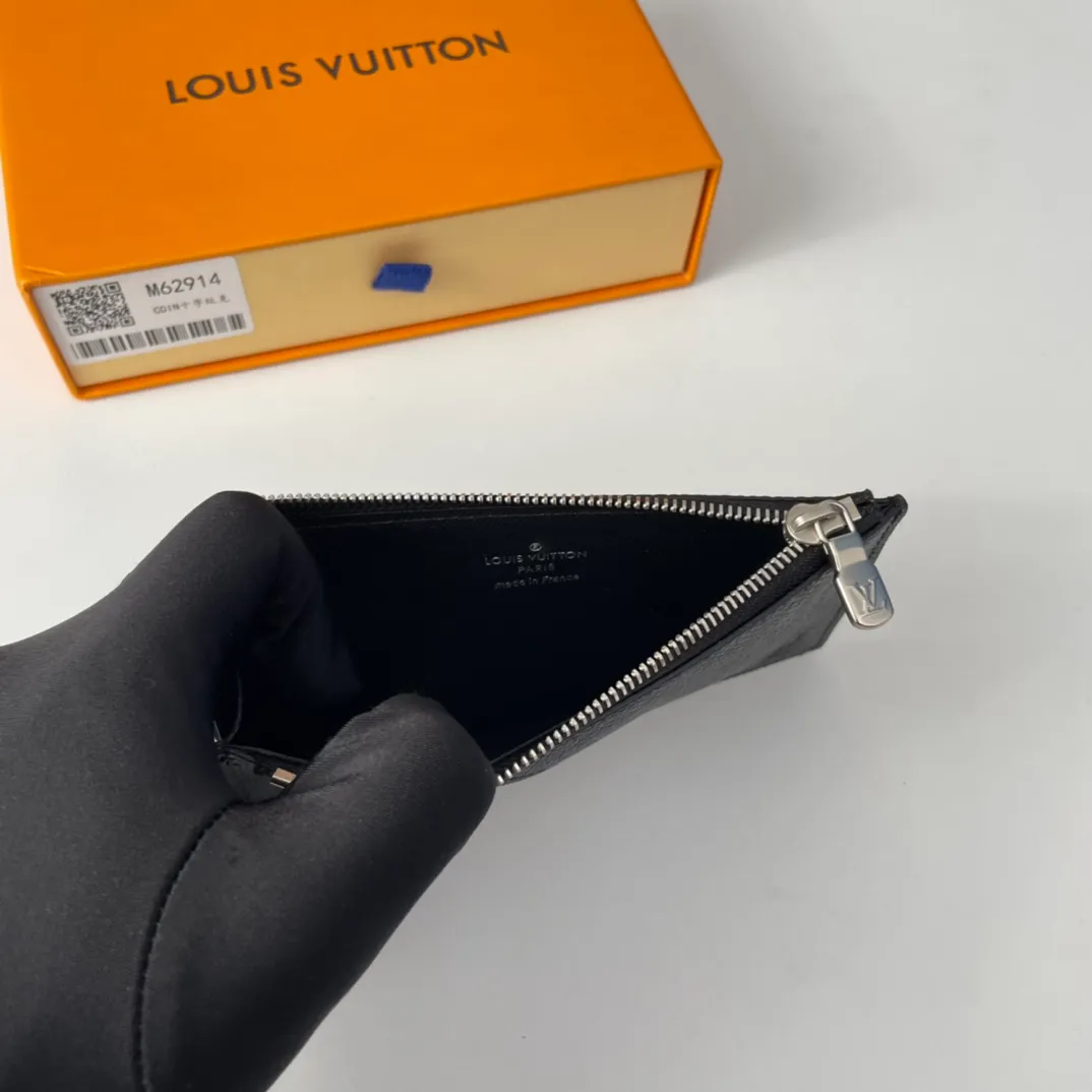 P300🇫🇷Exclusive real shot of overseas original M62914 cross pattern! Made of Louis Vuitton's signature black Taiga leather, the Coin card holder has a slim and neat appearance, ideal for safely storing change and banknotes. It has multiple credit card slots and bill compartments, as well as a silver zippered coin pocket. Size: 14×8cm