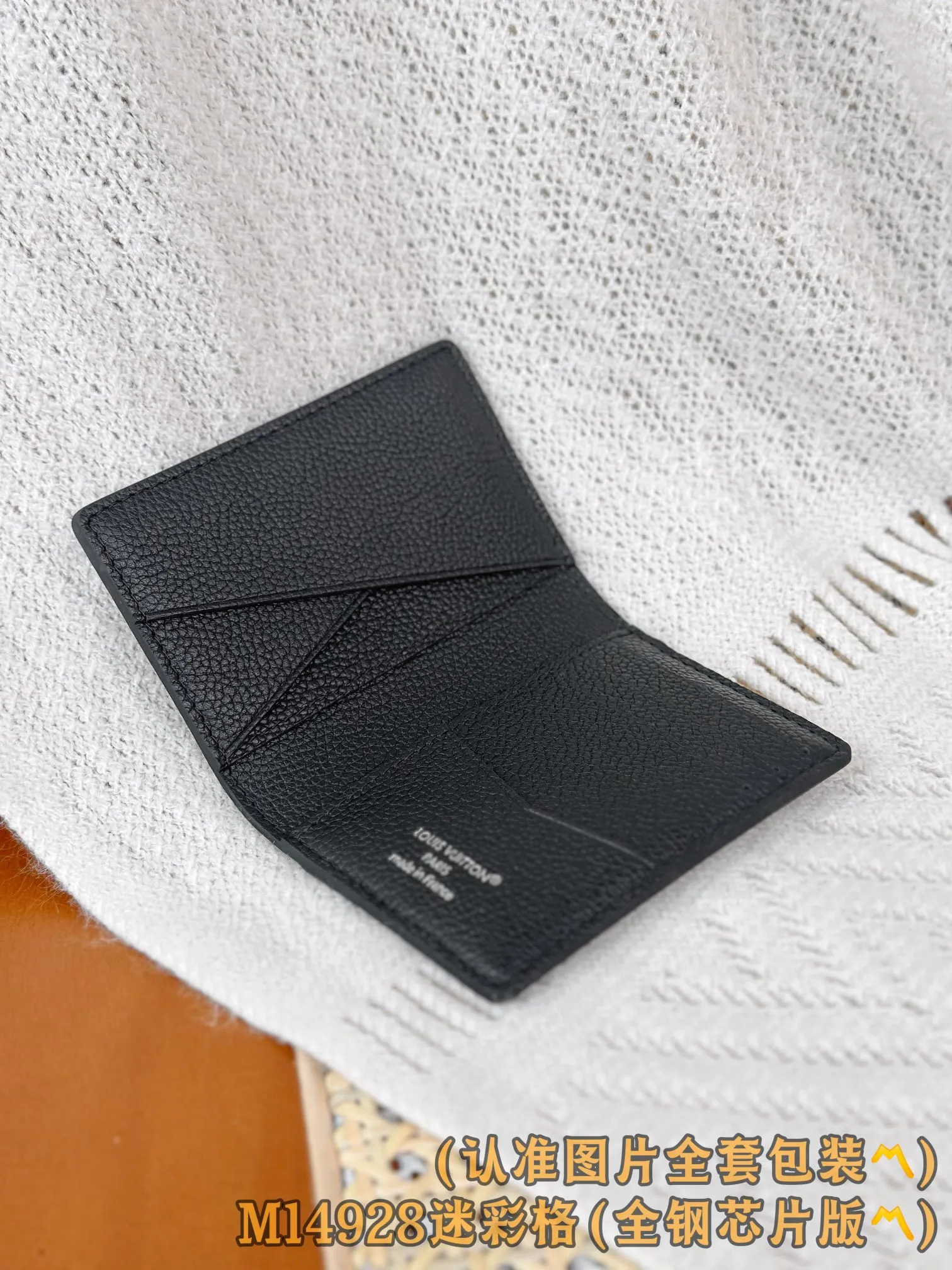 M14928 (〽️A grade all steel〽️) personalized customized version! Changing code chip! Pocket all-purpose wallet, this compact pocket all-purpose wallet is made of Damoflage Black coated canvas, exuding a unique and stylish masculine atmosphere. The wallet is inspired by Damier Graphite canvas and is embellished with pixelated patterns, adding an unexpectedly modern touch. The wallet's compact size fits easily into any pocket and features three built-in business card slots, five internal pockets and an external back pocket. Due to the different placement of the pattern on each bag, the appearance may differ slightly from the photo.  8 x 11 x 1 cm (length x height x width). 💰440