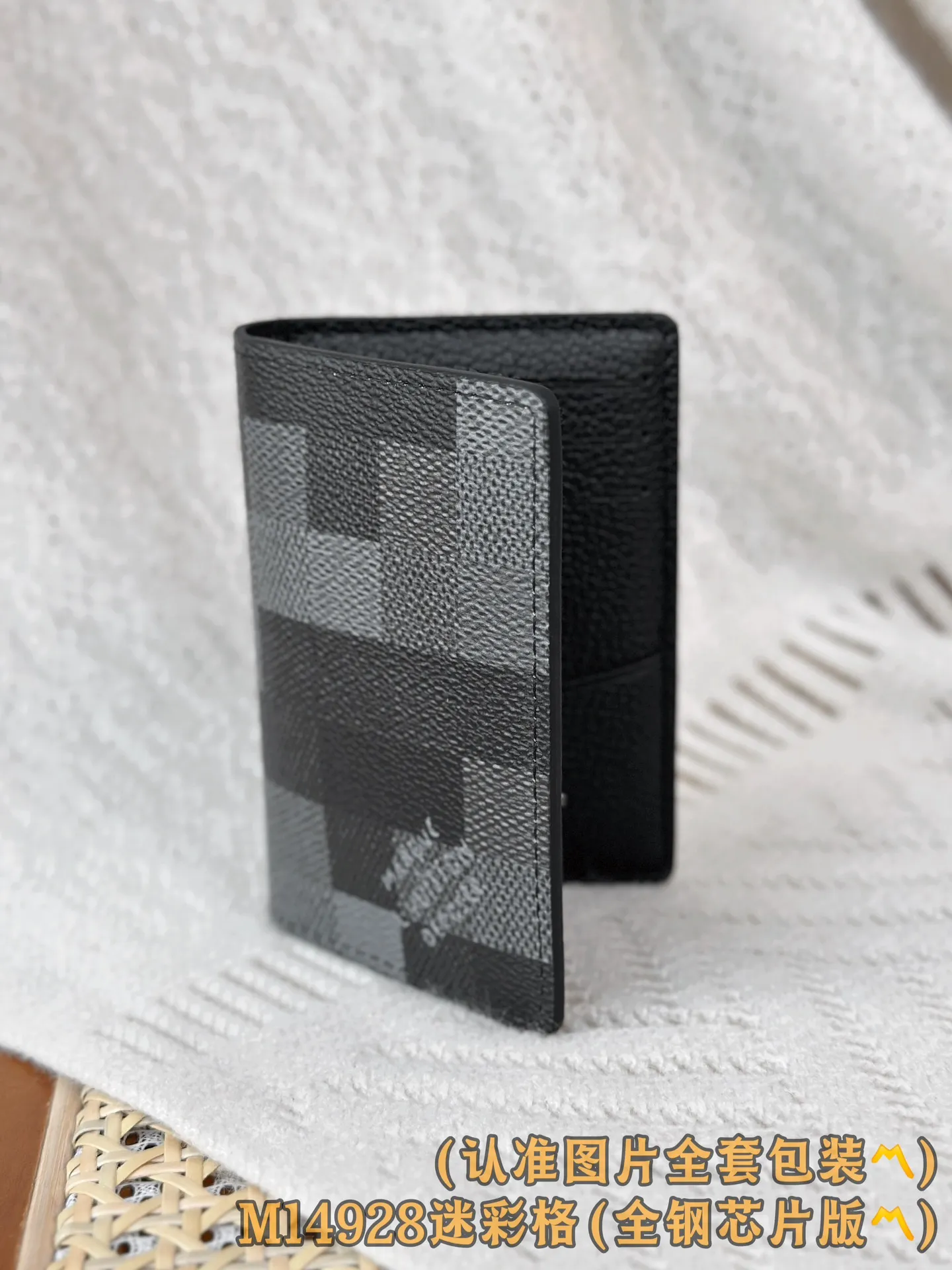 M14928 (〽️A grade all steel〽️) personalized customized version! Changing code chip! Pocket all-purpose wallet, this compact pocket all-purpose wallet is made of Damoflage Black coated canvas, exuding a unique and stylish masculine atmosphere. The wallet is inspired by Damier Graphite canvas and is embellished with pixelated patterns, adding an unexpectedly modern touch. The wallet's compact size fits easily into any pocket and features three built-in business card slots, five internal pockets and an external back pocket. Due to the different placement of the pattern on each bag, the appearance may differ slightly from the photo.  8 x 11 x 1 cm (length x height x width). 💰440