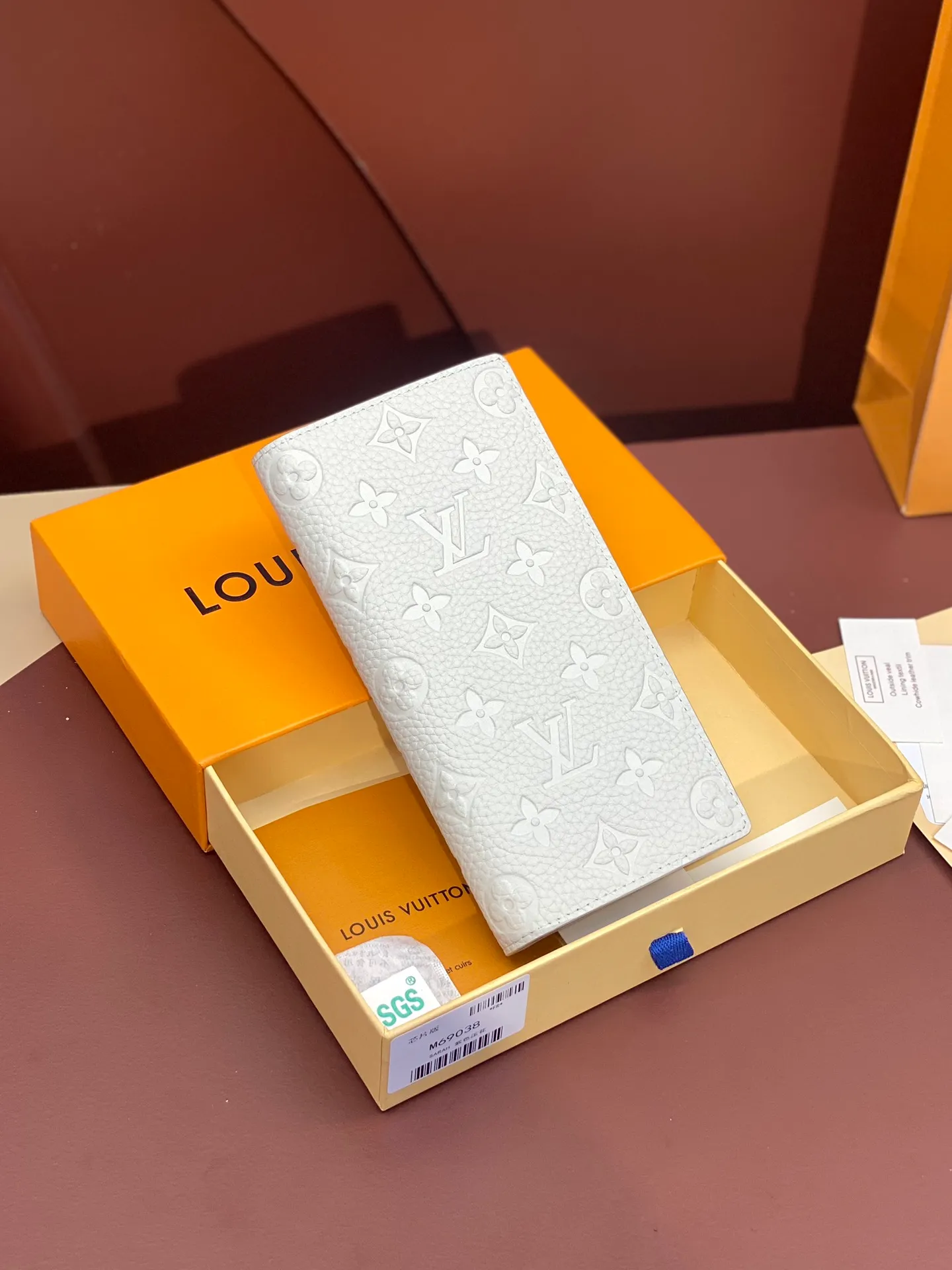 💰480 M69038 off-white! The chip version, (made of top-grain cowhide) Brazza wallet is made of soft Taurillon leather embossed with the Monogram pattern. It has various card slots, pockets and a large zippered coin compartment. It has ample capacity and can easily fit in most jacket pockets. Dimensions 10 x 19 x 2 cm (length x height x width).