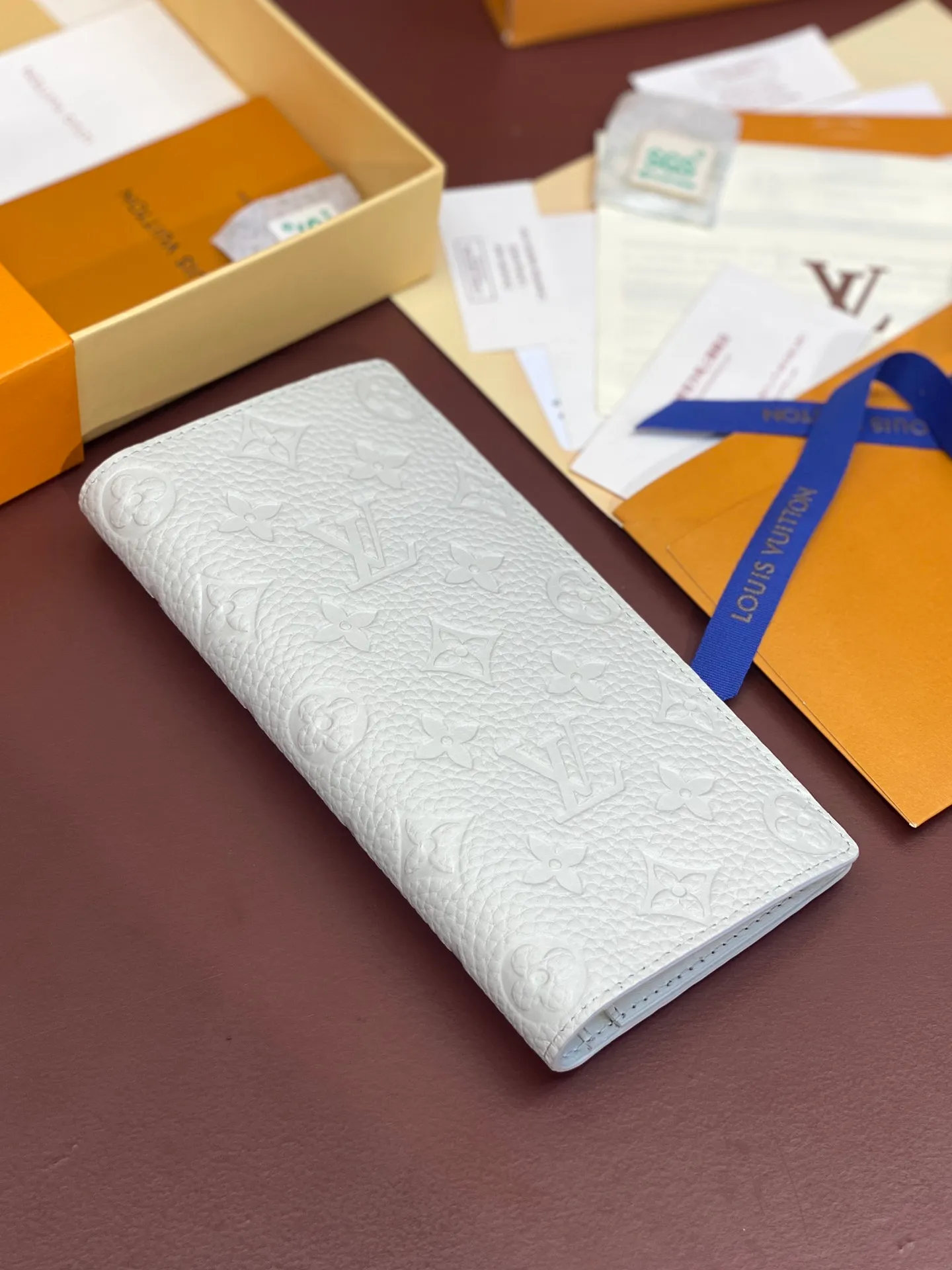 💰480 M69038 off-white! The chip version, (made of top-grain cowhide) Brazza wallet is made of soft Taurillon leather embossed with the Monogram pattern. It has various card slots, pockets and a large zippered coin compartment. It has ample capacity and can easily fit in most jacket pockets. Dimensions 10 x 19 x 2 cm (length x height x width).
