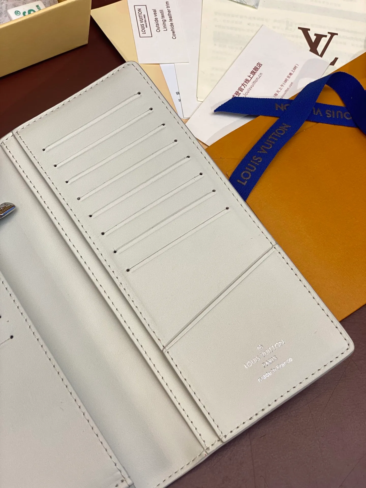 💰480 M69038 off-white! The chip version, (made of top-grain cowhide) Brazza wallet is made of soft Taurillon leather embossed with the Monogram pattern. It has various card slots, pockets and a large zippered coin compartment. It has ample capacity and can easily fit in most jacket pockets. Dimensions 10 x 19 x 2 cm (length x height x width).