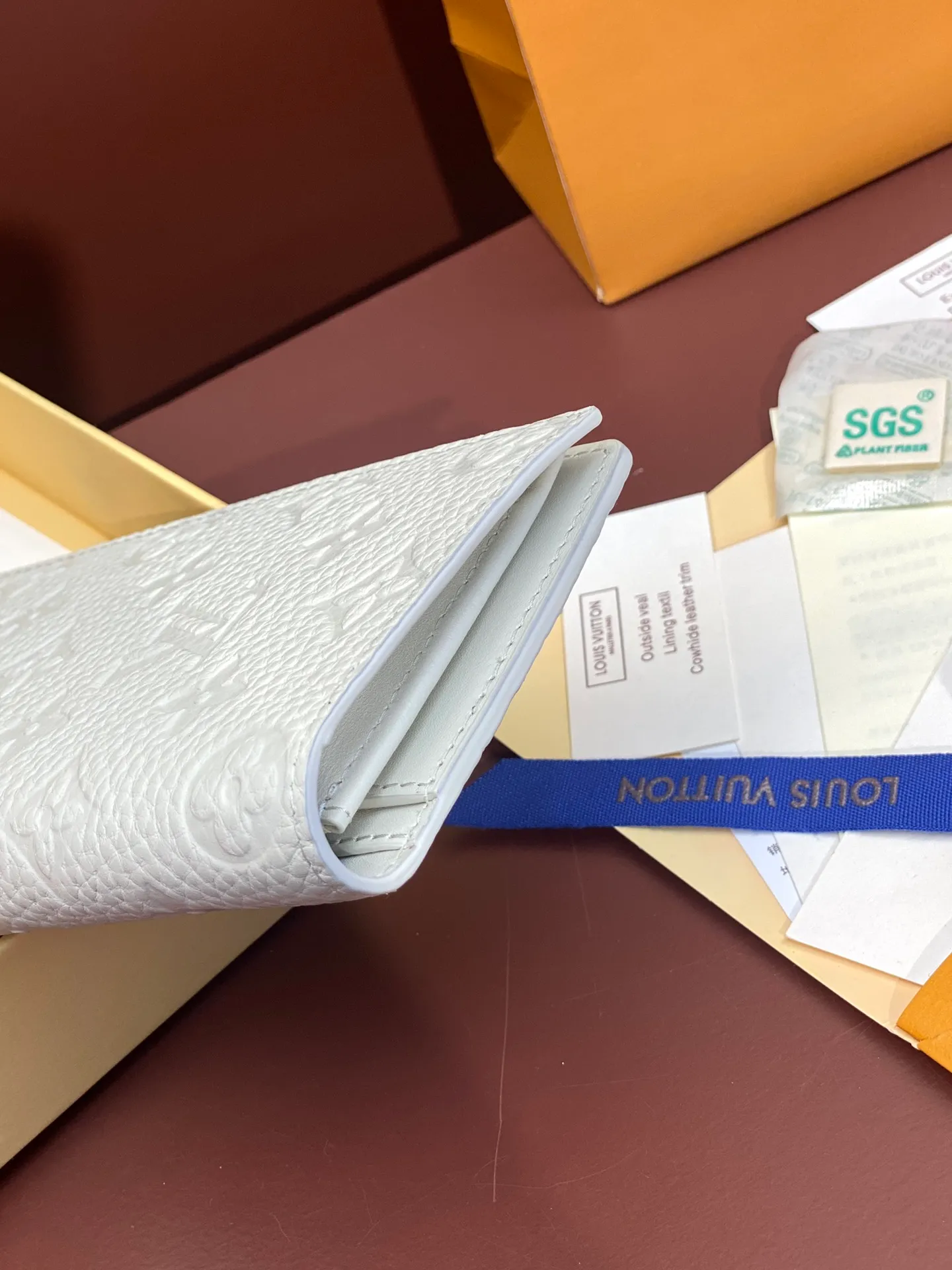 💰480 M69038 off-white! The chip version, (made of top-grain cowhide) Brazza wallet is made of soft Taurillon leather embossed with the Monogram pattern. It has various card slots, pockets and a large zippered coin compartment. It has ample capacity and can easily fit in most jacket pockets. Dimensions 10 x 19 x 2 cm (length x height x width).