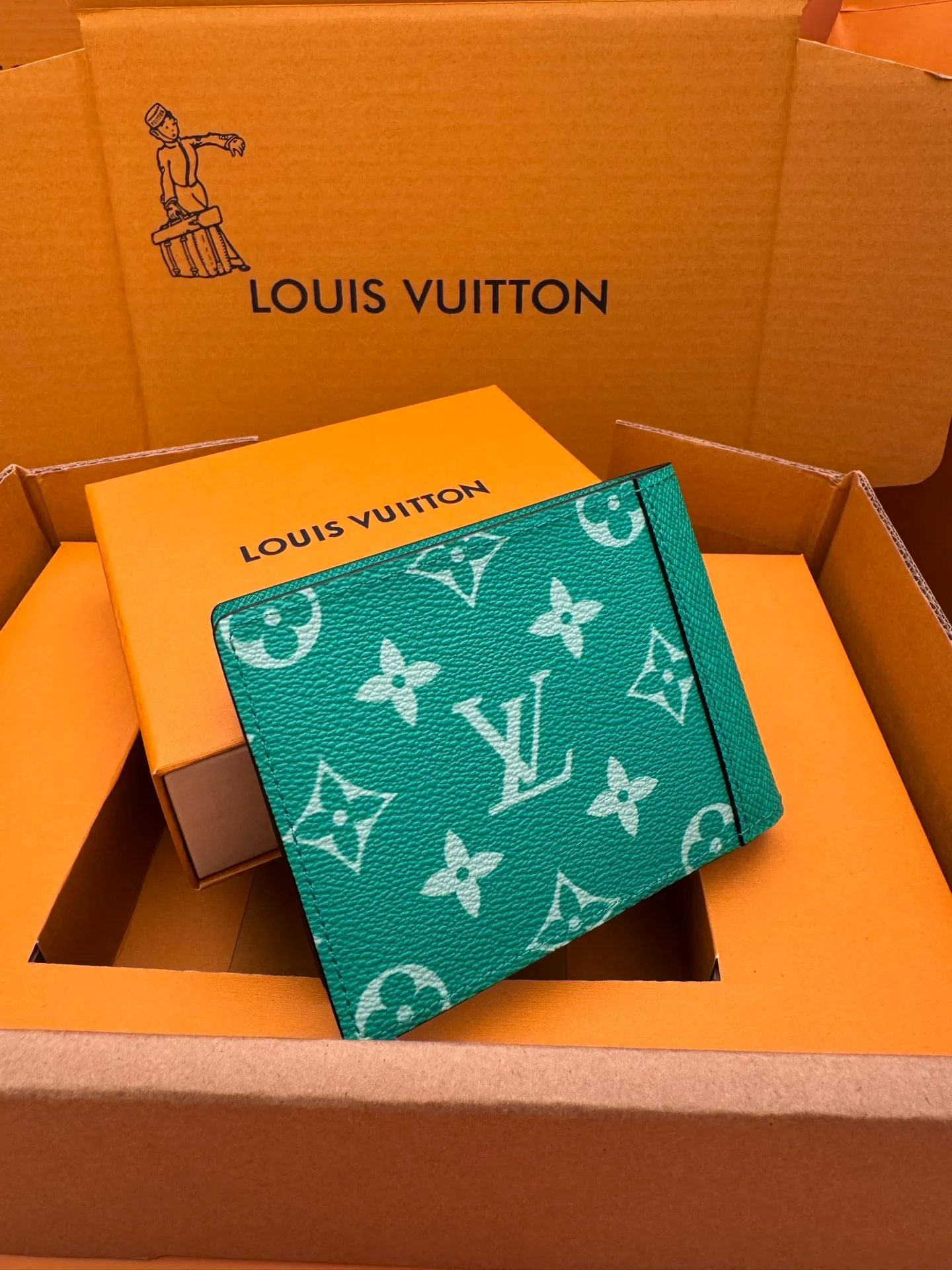 M30993 "Special Duty Free" ♻️ [Official special edition·First-class material·All-steel hardware·French chips·Full set of packaging] Multiple wallet is made of Monogram canvas and Taïga leather to create a layered color effect and outline simple lines. It contains multiple compartments and card slots, which can store bank cards, bills and banknotes, and can be easily placed in most pockets. 11.5x9.0x1.5cm 💰420