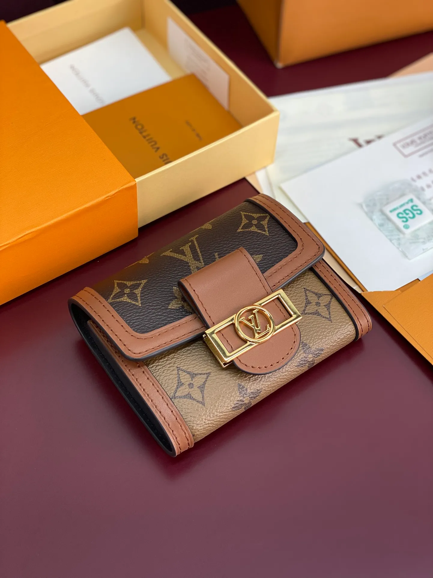 💰600 M68725 Daphne! Dauphine Short Wallet Inspired by the design of the classic Dauphine handbag, the Dauphine short wallet is made of Monogram canvas and Monogram Reverse canvas, with elegant calfskin trim and embellishments with the iconic elements of the Dauphine series. size:12x9.5x3.5cm.