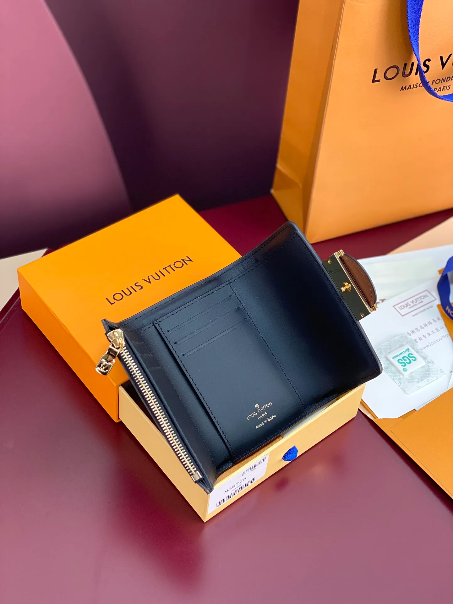 💰600 M68725 Daphne! Dauphine Short Wallet Inspired by the design of the classic Dauphine handbag, the Dauphine short wallet is made of Monogram canvas and Monogram Reverse canvas, with elegant calfskin trim and embellishments with the iconic elements of the Dauphine series. size:12x9.5x3.5cm.