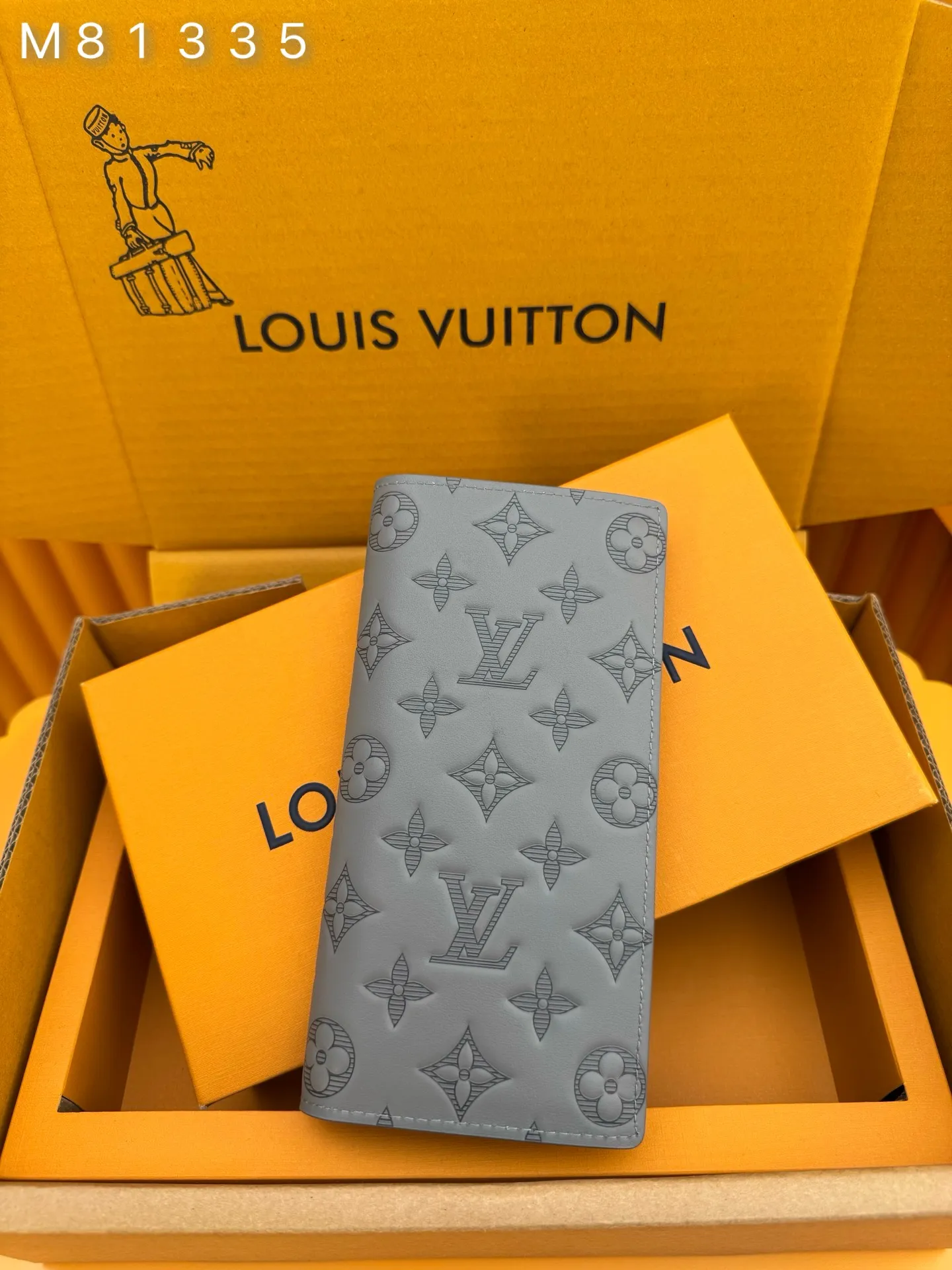 M81335 "Special Duty Free" ♻️[Official special edition·First-class material·All-steel hardware·French chips·Full set of packaging] This Brazza wallet is made of Monogram Shadow leather to stretch its toughness. Soft cow leather embossed with Louis Vuitton's signature Monogram pattern, compartments, coin pocket and card slot can hold banknotes and receipts. 10x19x2cm 💰660