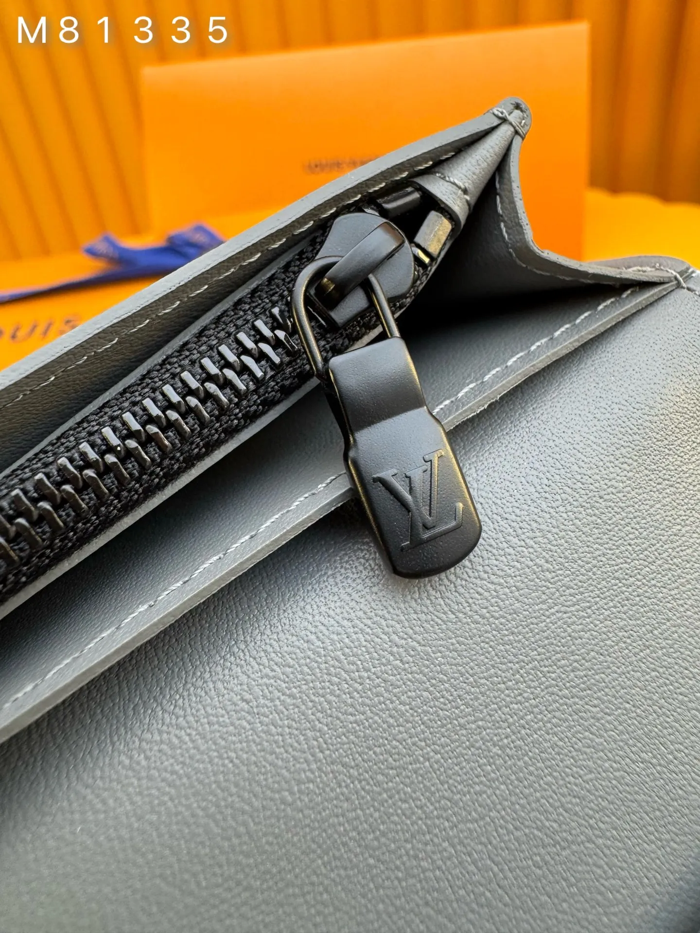 M81335 "Special Duty Free" ♻️[Official special edition·First-class material·All-steel hardware·French chips·Full set of packaging] This Brazza wallet is made of Monogram Shadow leather to stretch its toughness. Soft cow leather embossed with Louis Vuitton's signature Monogram pattern, compartments, coin pocket and card slot can hold banknotes and receipts. 10x19x2cm 💰660