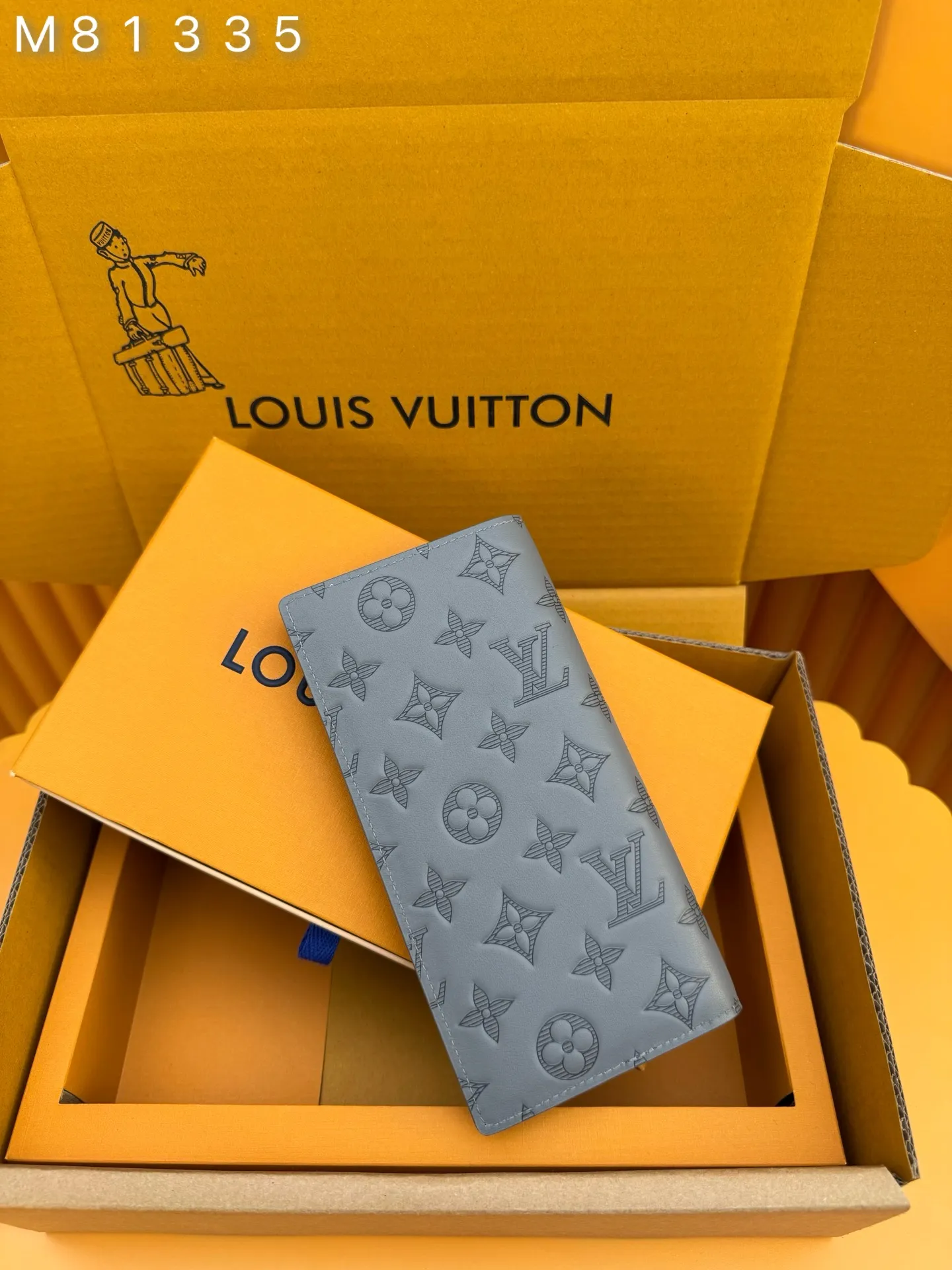M81335 "Special Duty Free" ♻️[Official special edition·First-class material·All-steel hardware·French chips·Full set of packaging] This Brazza wallet is made of Monogram Shadow leather to stretch its toughness. Soft cow leather embossed with Louis Vuitton's signature Monogram pattern, compartments, coin pocket and card slot can hold banknotes and receipts. 10x19x2cm 💰660