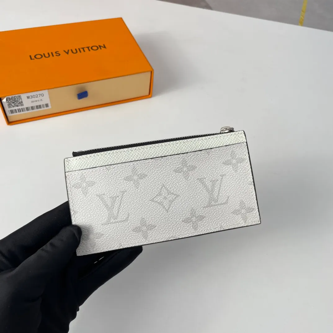P300🇫🇷Exclusive real shot of overseas original M30270 white flowers. This Coin card holder made of Damier Graphite canvas is a safe way to store coins and change. It has a slim appearance and interior features a credit card slot, zippered coin pocket and bill compartment. Black leather lining with black and gray canvas outer layer, fashionable and elegant. Size: 14×8cm