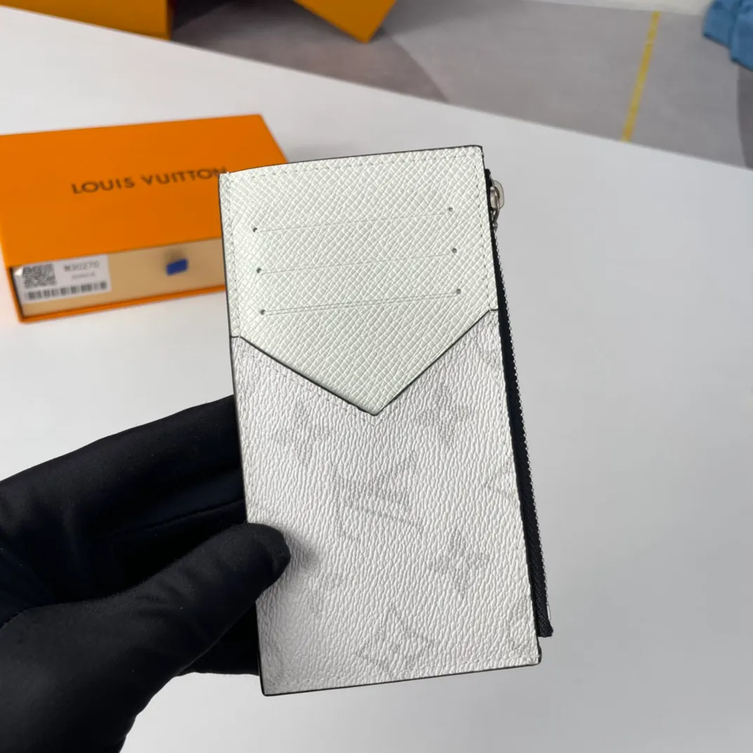 P300🇫🇷Exclusive real shot of overseas original M30270 white flowers. This Coin card holder made of Damier Graphite canvas is a safe way to store coins and change. It has a slim appearance and interior features a credit card slot, zippered coin pocket and bill compartment. Black leather lining with black and gray canvas outer layer, fashionable and elegant. Size: 14×8cm